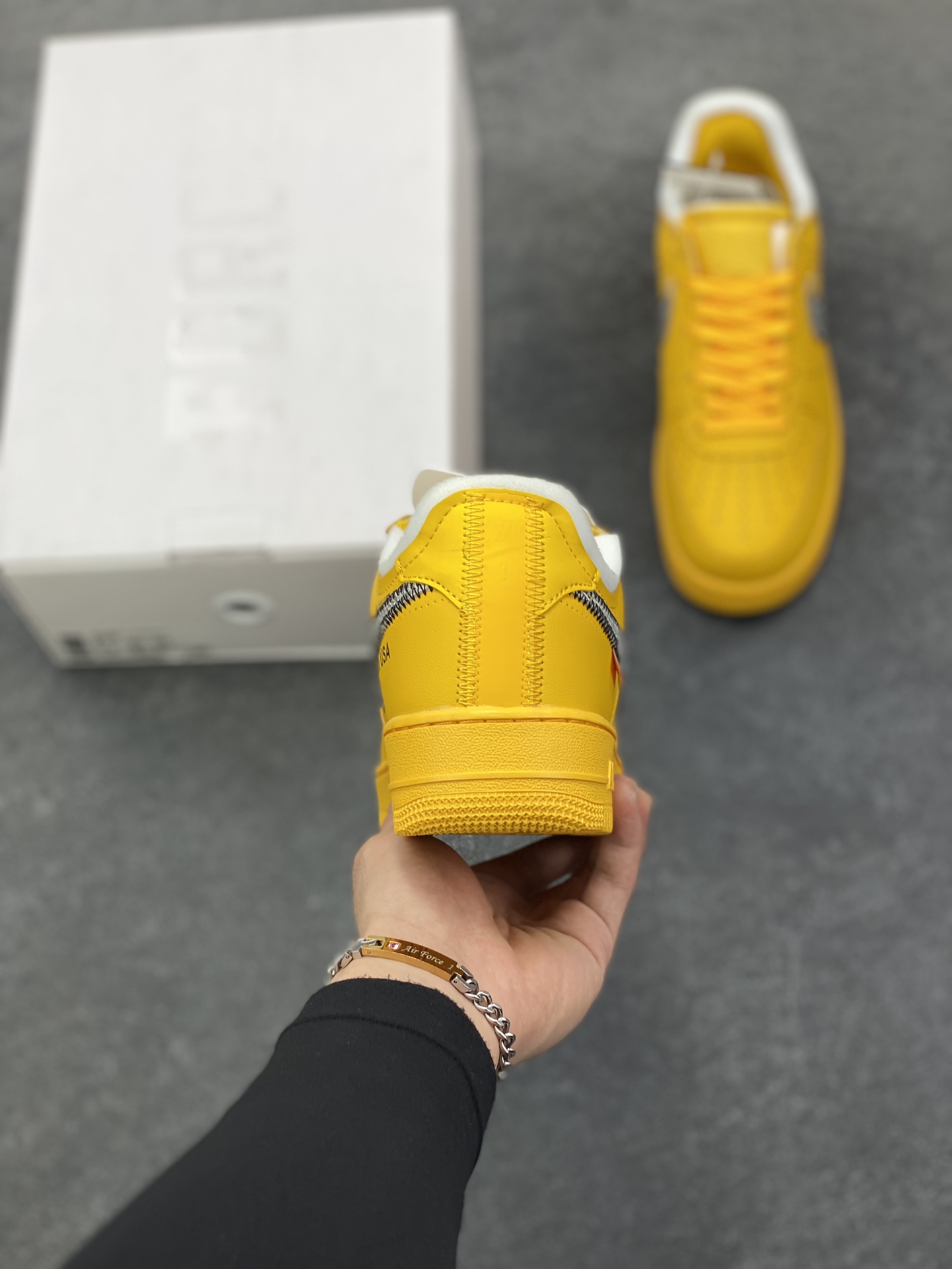 图片[4]-VIRGIL ABLOH设计师独立品牌Off-White™ x Nike Air Force 1 Low’07”University Gold/Metallic Silver“空军一号经典低帮百搭休闲运动板鞋“OW大学金银黑” 这双焦点大作的实物近赏照，延续了 Off-White™ x Nike Air Force 1 的一贯设计，采用金黄色鞋身搭配金属银色 swoosh，和之前所有版本相比无疑是吸睛度最高的存在，不过因为色调的跳脱，对搭配的要求可能也更加苛刻 货号：DD1876-700 尺码：36 36.5 37.5 38 38.5 39 40 40.5 41 42 42.5 43 44 44.5 45-选品中心