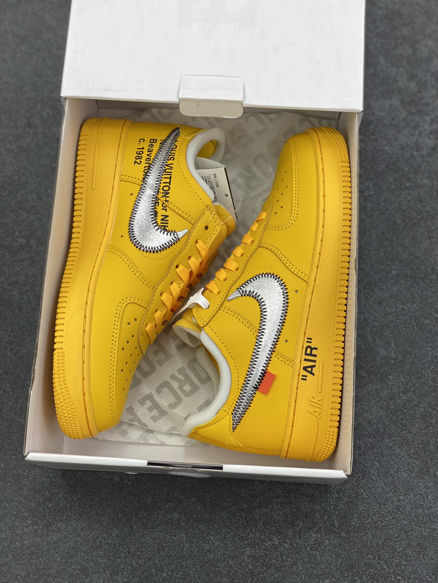 图片[9]-VIRGIL ABLOH设计师独立品牌Off-White™ x Nike Air Force 1 Low’07”University Gold/Metallic Silver“空军一号经典低帮百搭休闲运动板鞋“OW大学金银黑” 这双焦点大作的实物近赏照，延续了 Off-White™ x Nike Air Force 1 的一贯设计，采用金黄色鞋身搭配金属银色 swoosh，和之前所有版本相比无疑是吸睛度最高的存在，不过因为色调的跳脱，对搭配的要求可能也更加苛刻 货号：DD1876-700 尺码：36 36.5 37.5 38 38.5 39 40 40.5 41 42 42.5 43 44 44.5 45-选品中心