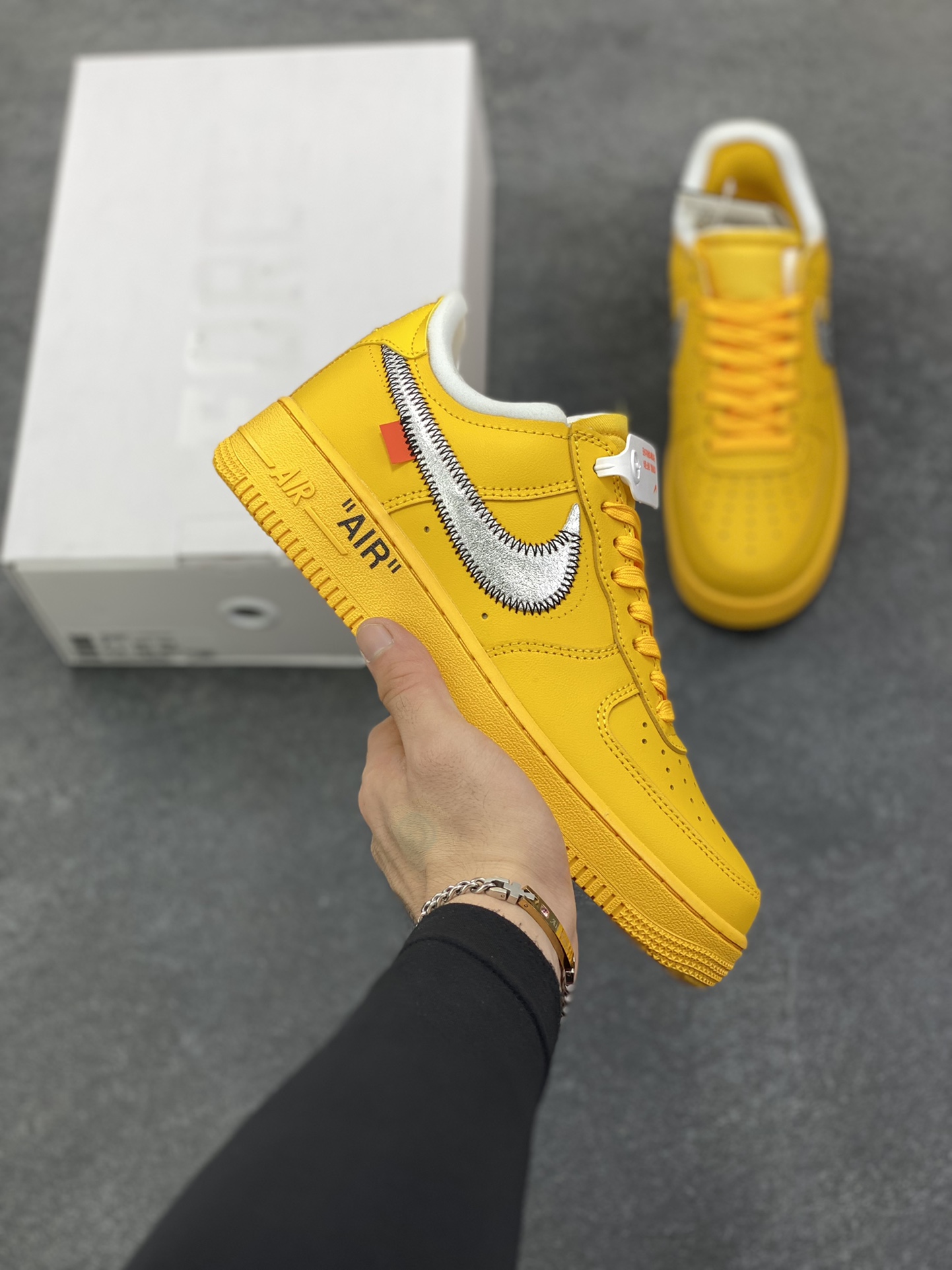 VIRGIL ABLOH设计师独立品牌Off-White™ x Nike Air Force 1 Low’07”University Gold/Metallic Silver“空军一号经典低帮百搭休闲运动板鞋“OW大学金银黑” 这双焦点大作的实物近赏照，延续了 Off-White™ x Nike Air Force 1 的一贯设计，采用金黄色鞋身搭配金属银色 swoosh，和之前所有版本相比无疑是吸睛度最高的存在，不过因为色调的跳脱，对搭配的要求可能也更加苛刻 货号：DD1876-700 尺码：36 36.5 37.5 38 38.5 39 40 40.5 41 42 42.5 43 44 44.5 45-选品中心