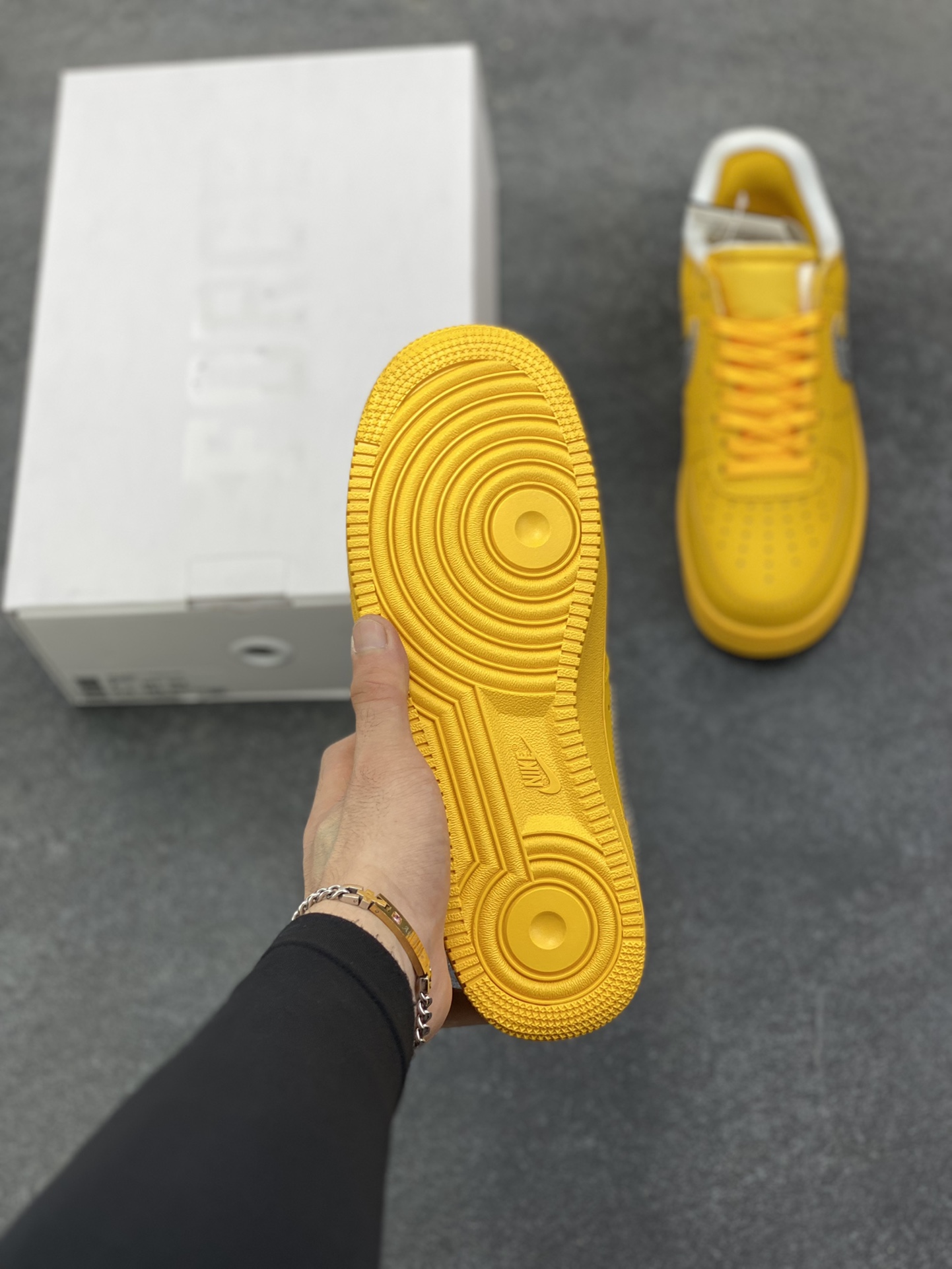 图片[5]-VIRGIL ABLOH设计师独立品牌Off-White™ x Nike Air Force 1 Low’07”University Gold/Metallic Silver“空军一号经典低帮百搭休闲运动板鞋“OW大学金银黑” 这双焦点大作的实物近赏照，延续了 Off-White™ x Nike Air Force 1 的一贯设计，采用金黄色鞋身搭配金属银色 swoosh，和之前所有版本相比无疑是吸睛度最高的存在，不过因为色调的跳脱，对搭配的要求可能也更加苛刻 货号：DD1876-700 尺码：36 36.5 37.5 38 38.5 39 40 40.5 41 42 42.5 43 44 44.5 45-选品中心