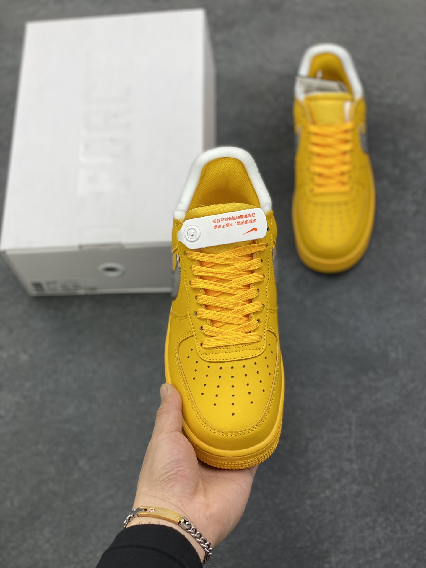 图片[2]-VIRGIL ABLOH设计师独立品牌Off-White™ x Nike Air Force 1 Low’07”University Gold/Metallic Silver“空军一号经典低帮百搭休闲运动板鞋“OW大学金银黑” 这双焦点大作的实物近赏照，延续了 Off-White™ x Nike Air Force 1 的一贯设计，采用金黄色鞋身搭配金属银色 swoosh，和之前所有版本相比无疑是吸睛度最高的存在，不过因为色调的跳脱，对搭配的要求可能也更加苛刻 货号：DD1876-700 尺码：36 36.5 37.5 38 38.5 39 40 40.5 41 42 42.5 43 44 44.5 45-选品中心