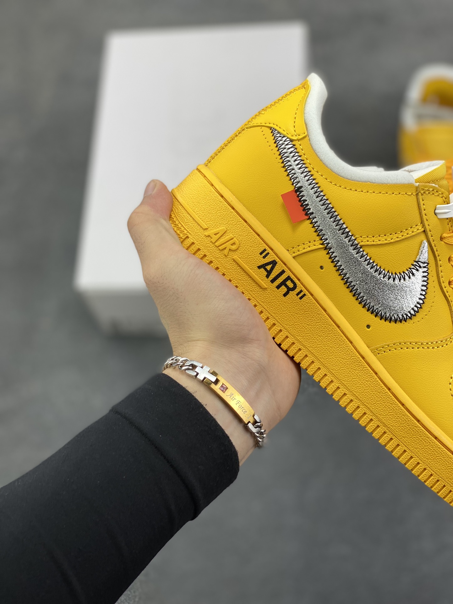 图片[6]-VIRGIL ABLOH设计师独立品牌Off-White™ x Nike Air Force 1 Low’07”University Gold/Metallic Silver“空军一号经典低帮百搭休闲运动板鞋“OW大学金银黑” 这双焦点大作的实物近赏照，延续了 Off-White™ x Nike Air Force 1 的一贯设计，采用金黄色鞋身搭配金属银色 swoosh，和之前所有版本相比无疑是吸睛度最高的存在，不过因为色调的跳脱，对搭配的要求可能也更加苛刻 货号：DD1876-700 尺码：36 36.5 37.5 38 38.5 39 40 40.5 41 42 42.5 43 44 44.5 45-选品中心