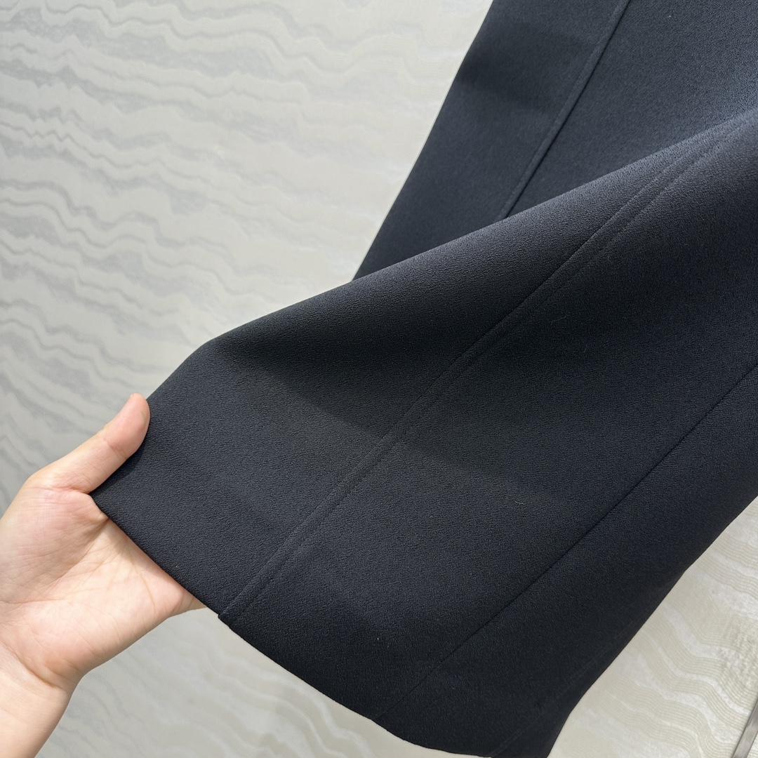 独家首发！原单品质❤️TM长期主义，高智感穿搭秋冬必单叠搭神器！高级醋酸小蛮腰超长半裙。立体斜裁工艺包容