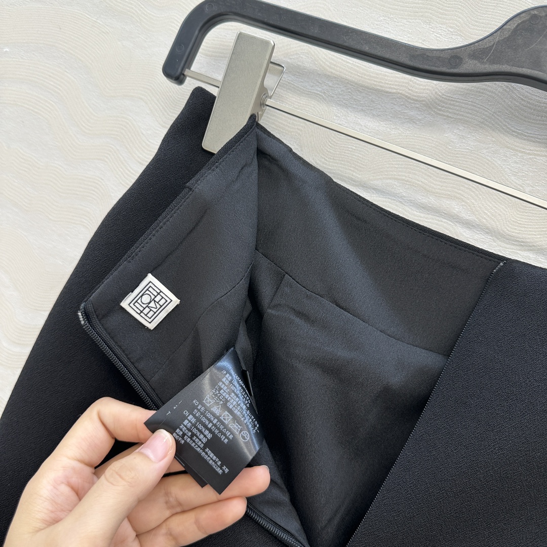 独家首发！原单品质❤️TM长期主义，高智感穿搭秋冬必单叠搭神器！高级醋酸小蛮腰超长半裙。立体斜裁工艺包容