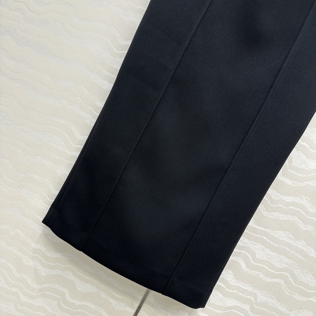 独家首发！原单品质❤️TM长期主义，高智感穿搭秋冬必单叠搭神器！高级醋酸小蛮腰超长半裙。立体斜裁工艺包容