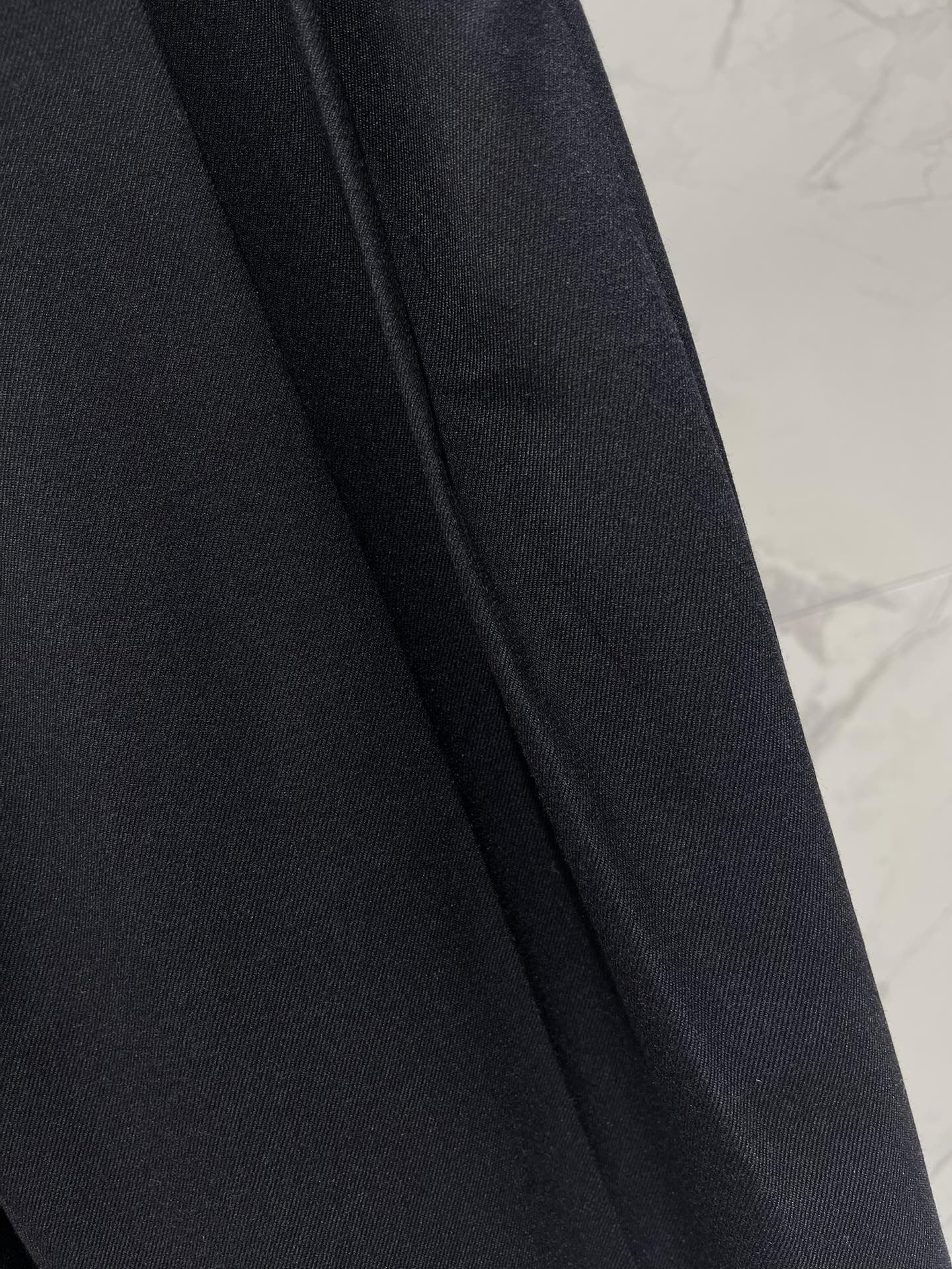 Yves Saint Laurent High-Waisted Wide-Leg Suit Pants - Flattering & Stylish 8 i1758854241 5727 8