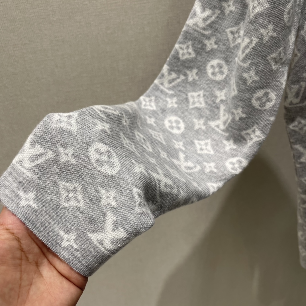 路易 25早秋新款 提花针织长袖 通体装点标志性四叶草元素字母徽标图案 亮眼满分 彰显品牌个性 凸显穿搭