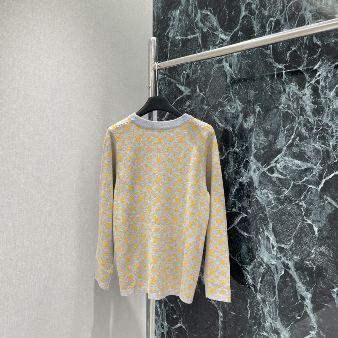 路易 25早秋新款 提花针织长袖 通体装点标志性四叶草元素字母徽标图案 亮眼满分 彰显品牌个性 凸显穿搭