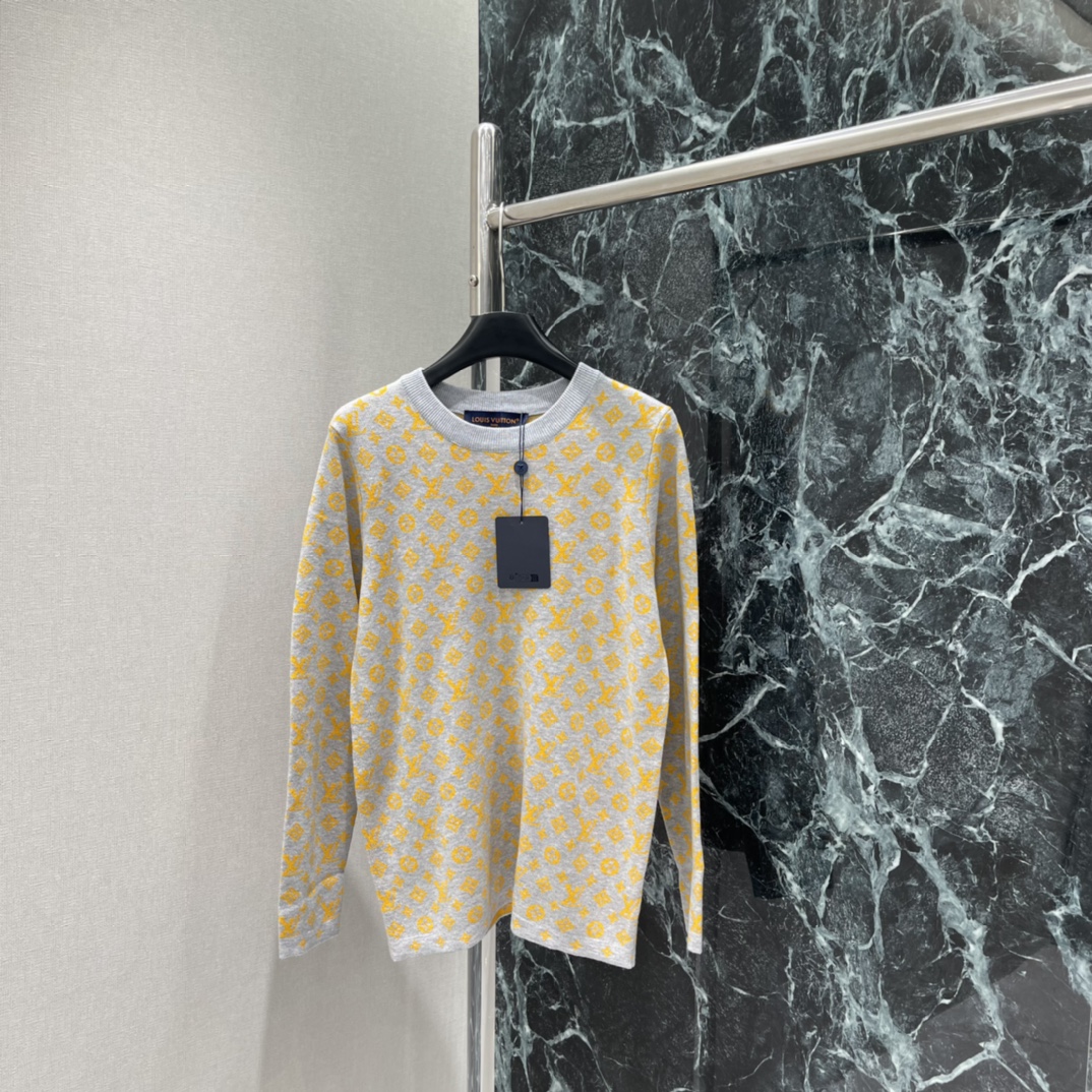 路易 25早秋新款 提花针织长袖 通体装点标志性四叶草元素字母徽标图案 亮眼满分 彰显品牌个性 凸显穿搭