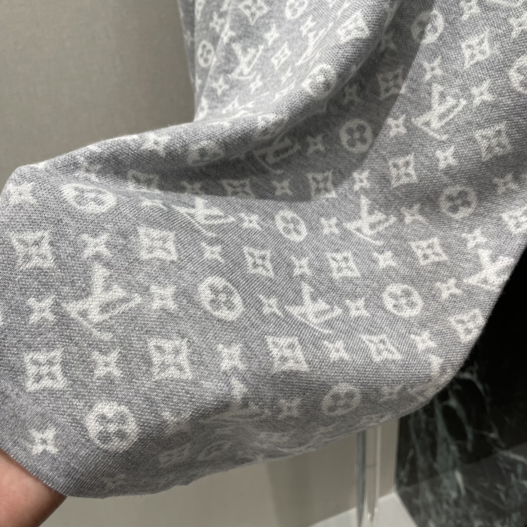 路易 25早秋新款 提花针织长袖 通体装点标志性四叶草元素字母徽标图案 亮眼满分 彰显品牌个性 凸显穿搭