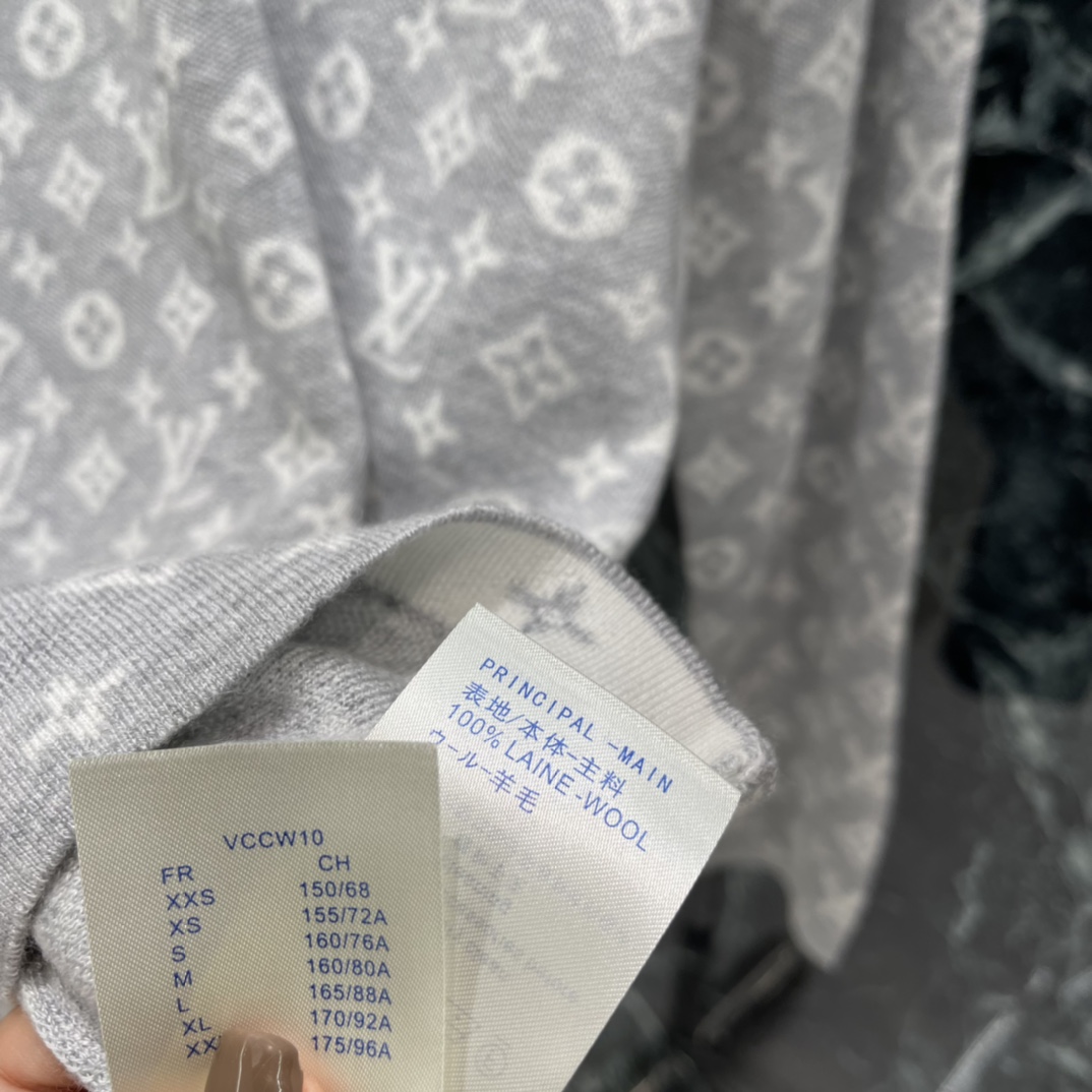 路易 25早秋新款 提花针织长袖 通体装点标志性四叶草元素字母徽标图案 亮眼满分 彰显品牌个性 凸显穿搭