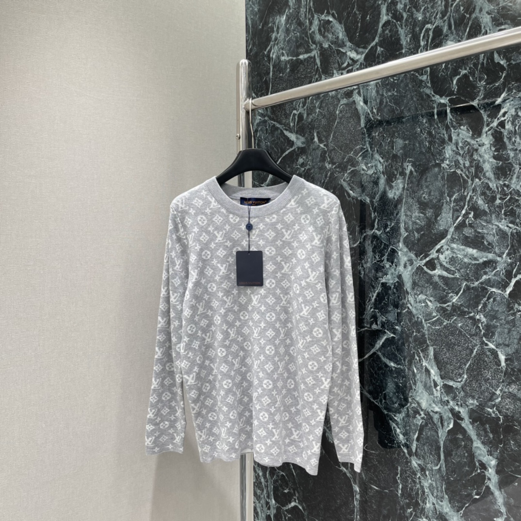 路易 25早秋新款 提花针织长袖 通体装点标志性四叶草元素字母徽标图案 亮眼满分 彰显品牌个性 凸显穿搭
