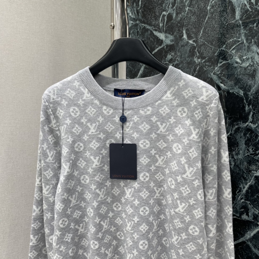 路易 25早秋新款 提花针织长袖 通体装点标志性四叶草元素字母徽标图案 亮眼满分 彰显品牌个性 凸显穿搭