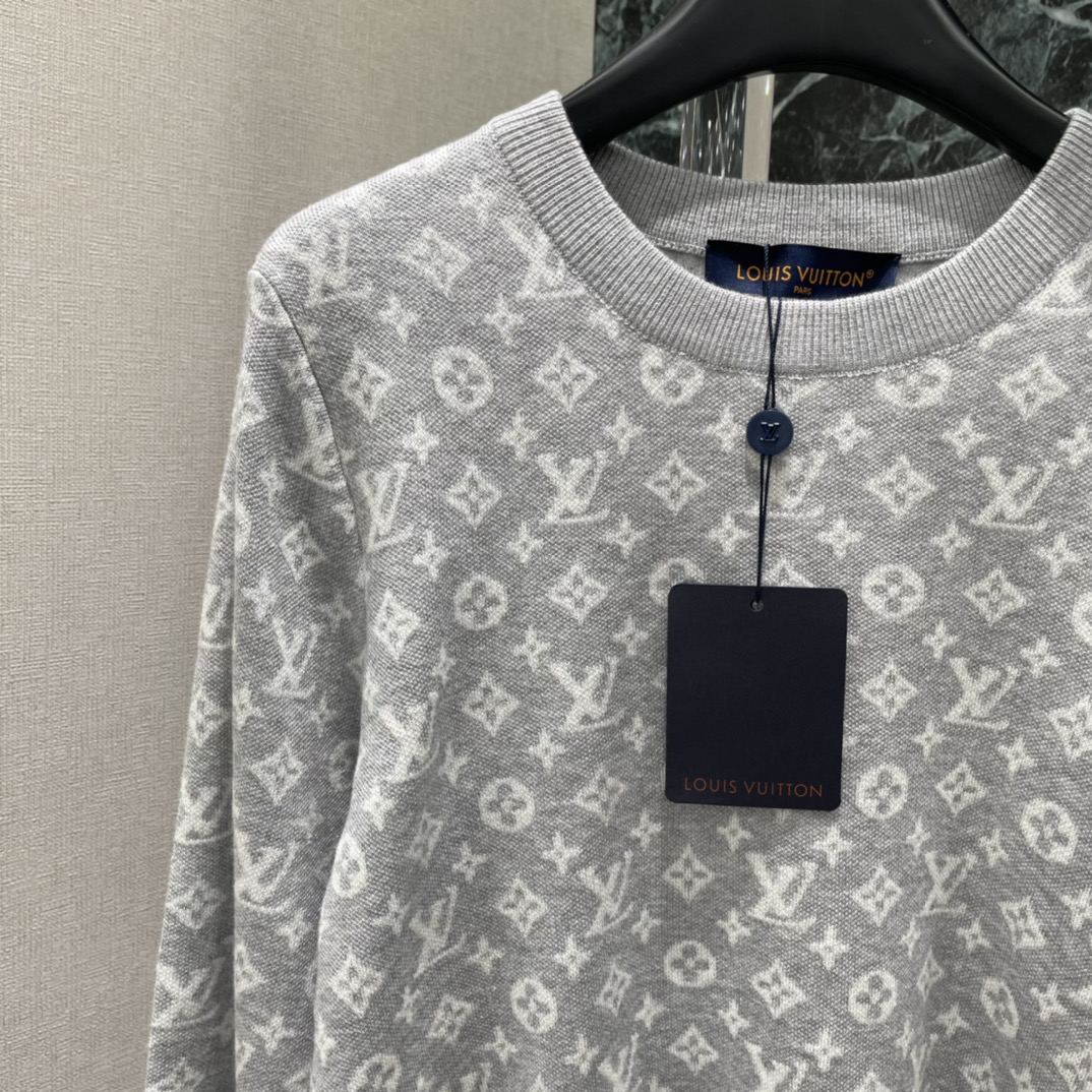 路易 25早秋新款 提花针织长袖 通体装点标志性四叶草元素字母徽标图案 亮眼满分 彰显品牌个性 凸显穿搭