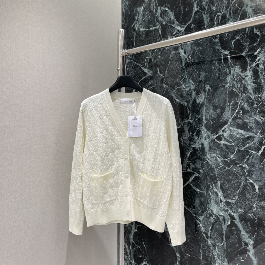 Ｄ家 25秋冬新款 立体提花针织开衫 袖口螺纹包边处理 增添造型层次感 通体老花提花装饰 彰显品牌调性 