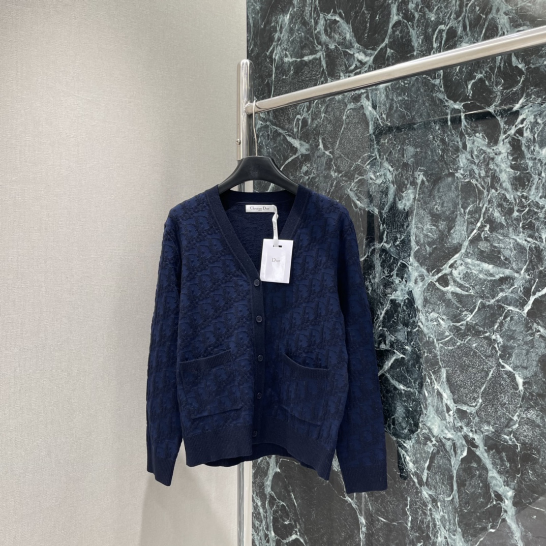 Ｄ家 25秋冬新款 立体提花针织开衫 袖口螺纹包边处理 增添造型层次感 通体老花提花装饰 彰显品牌调性 