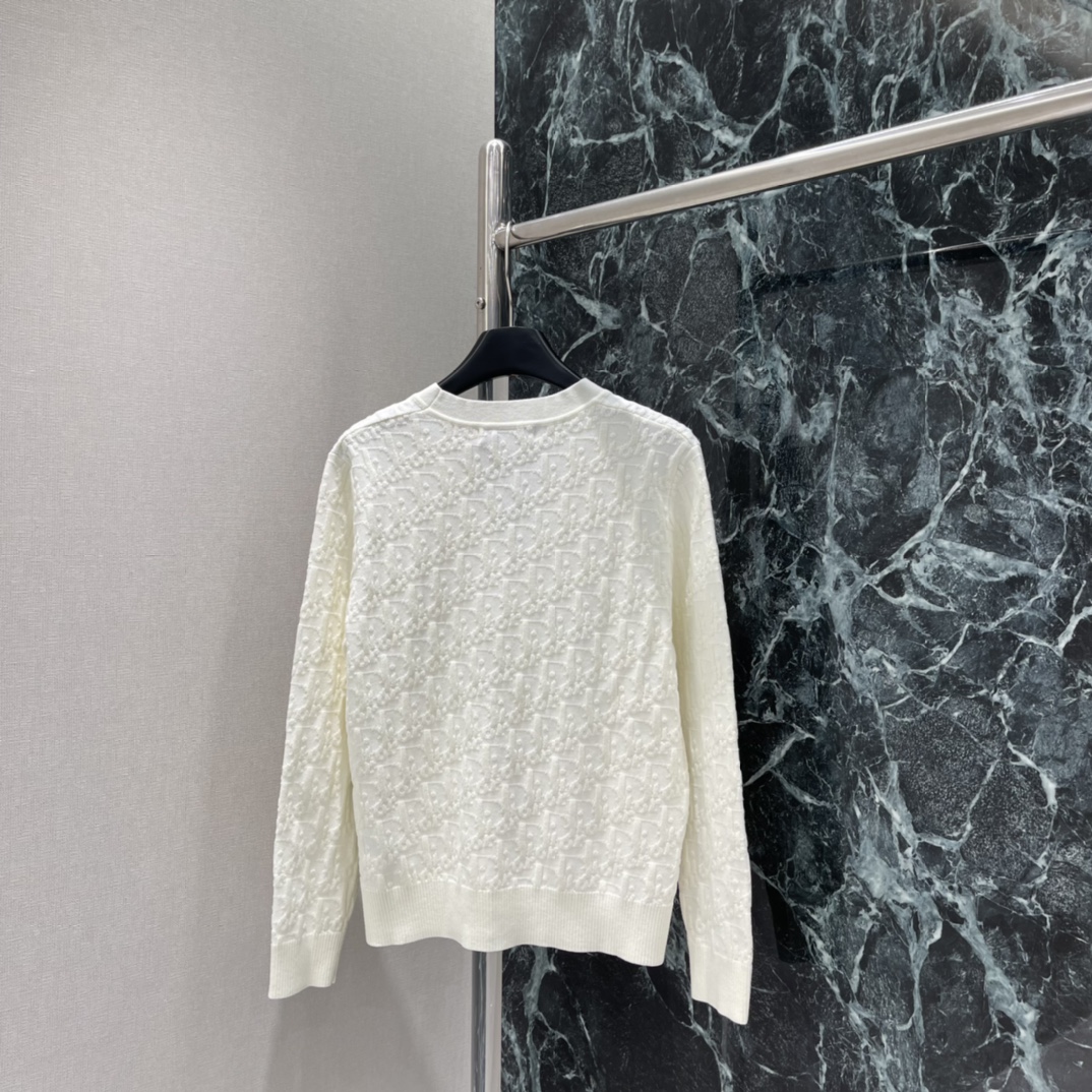 Ｄ家 25秋冬新款 立体提花针织开衫 袖口螺纹包边处理 增添造型层次感 通体老花提花装饰 彰显品牌调性 