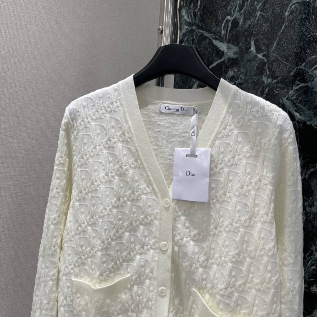 Ｄ家 25秋冬新款 立体提花针织开衫 袖口螺纹包边处理 增添造型层次感 通体老花提花装饰 彰显品牌调性 