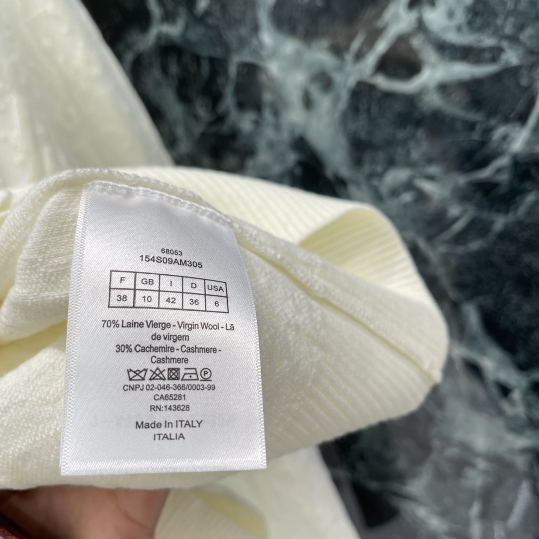 Ｄ家 25秋冬新款 立体提花针织开衫 袖口螺纹包边处理 增添造型层次感 通体老花提花装饰 彰显品牌调性 