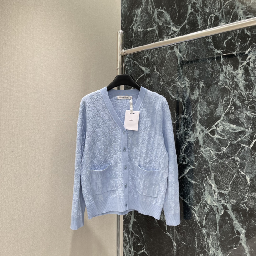 Ｄ家 25秋冬新款 立体提花针织开衫 袖口螺纹包边处理 增添造型层次感 通体老花提花装饰 彰显品牌调性 