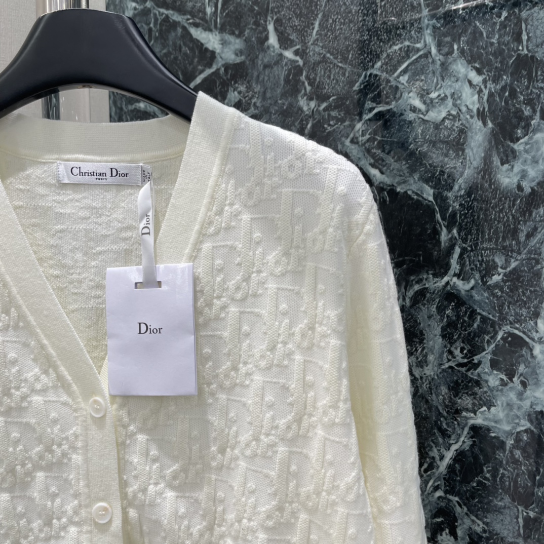 Ｄ家 25秋冬新款 立体提花针织开衫 袖口螺纹包边处理 增添造型层次感 通体老花提花装饰 彰显品牌调性 