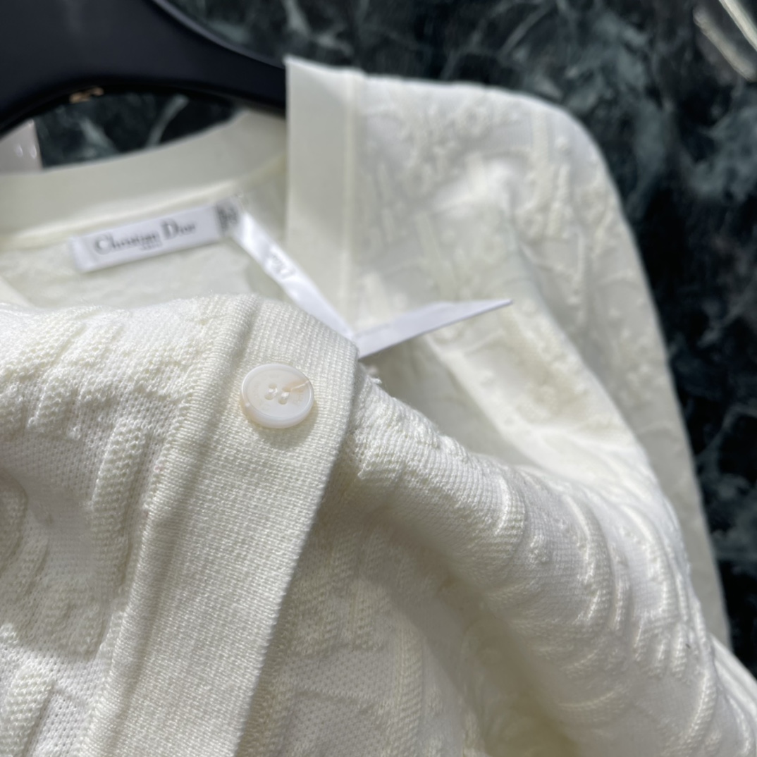 Ｄ家 25秋冬新款 立体提花针织开衫 袖口螺纹包边处理 增添造型层次感 通体老花提花装饰 彰显品牌调性 