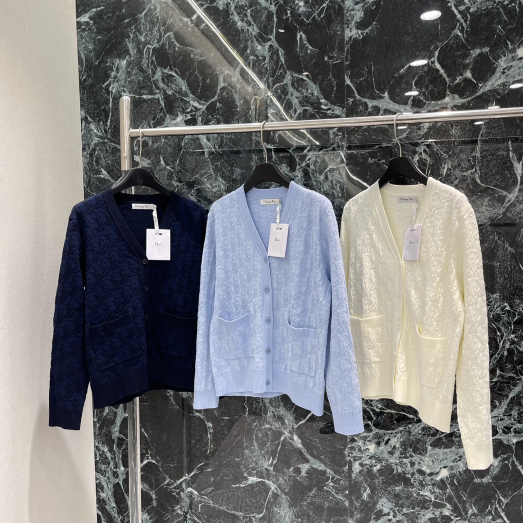 Ｄ家 25秋冬新款 立体提花针织开衫 袖口螺纹包边处理 增添造型层次感 通体老花提花装饰 彰显品牌调性 