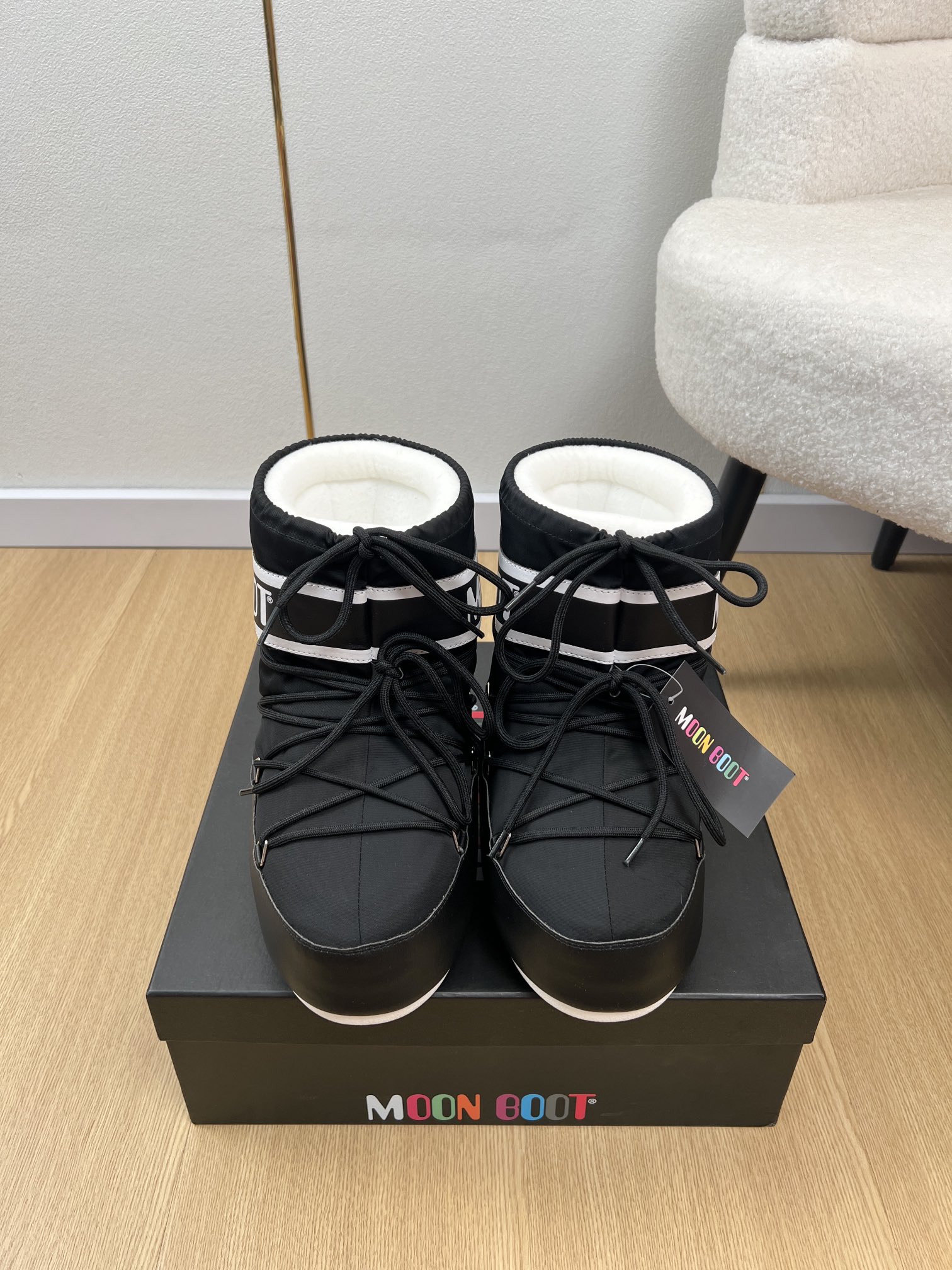 NO:546059,Moon Boot Moon Boot | Autumn and Winter New Products, New Ski Boots, Snow Boots Series, Love at First Sight, Xiaohongshu is pushing forward snow boots, the ugly and cute snow boots that are shown by thousands of people have become popular again, regardless of whether men or women are left or right, looking at the giant giant, actually with yoga pants, making you look slim!  Sisters who want to go to the north can rush, and you must have sex with snow to completely kill crazy. The internet celebrity girl’s favorite elves in the snow combines the functions and outdoor performance. The upper is imported waterproof and delicate, and the soft fabric not only increases comfort but also has a warm effect!  Upper Imported cowhide + tarp inner lining environmentally friendly silk cotton inner liner Outsole Original mold-open anti-slip wear-resistant sole Outsole Inner height 4cm Size 35-40 (34.41 custom-made non-return and exchange) Short boots High boots 320, snow boots, boots, cowhide19860909Moon Boot月亮靴 |  秋冬新品 专柜新款爆款滑雪靴雪地靴系列 一见钟情 小红书力推款雪地靴,万人大秀的丑萌雪地靴重新翻红不分男女不分左右看着巨无霸巨实际配瑜伽裤巨显瘦！想要去北方的姐妹可以冲了,玩雪必备彻底杀疯.网红小姐姐的最爱雪地里的精灵城市机能与户外性能兼并,鞋面采用进口防水、光泽细腻,柔软的面料不仅增加舒适度且兼具保暖效果！ 鞋面 进口牛皮+防水布 内里 环保丝绵内胆 大底 原版开模防滑耐磨大底 大底 内增高4cm 码数 35-40（34.41定制不退换） 短靴 高靴320,雪地靴,boots,cowhide,Women's Shoes