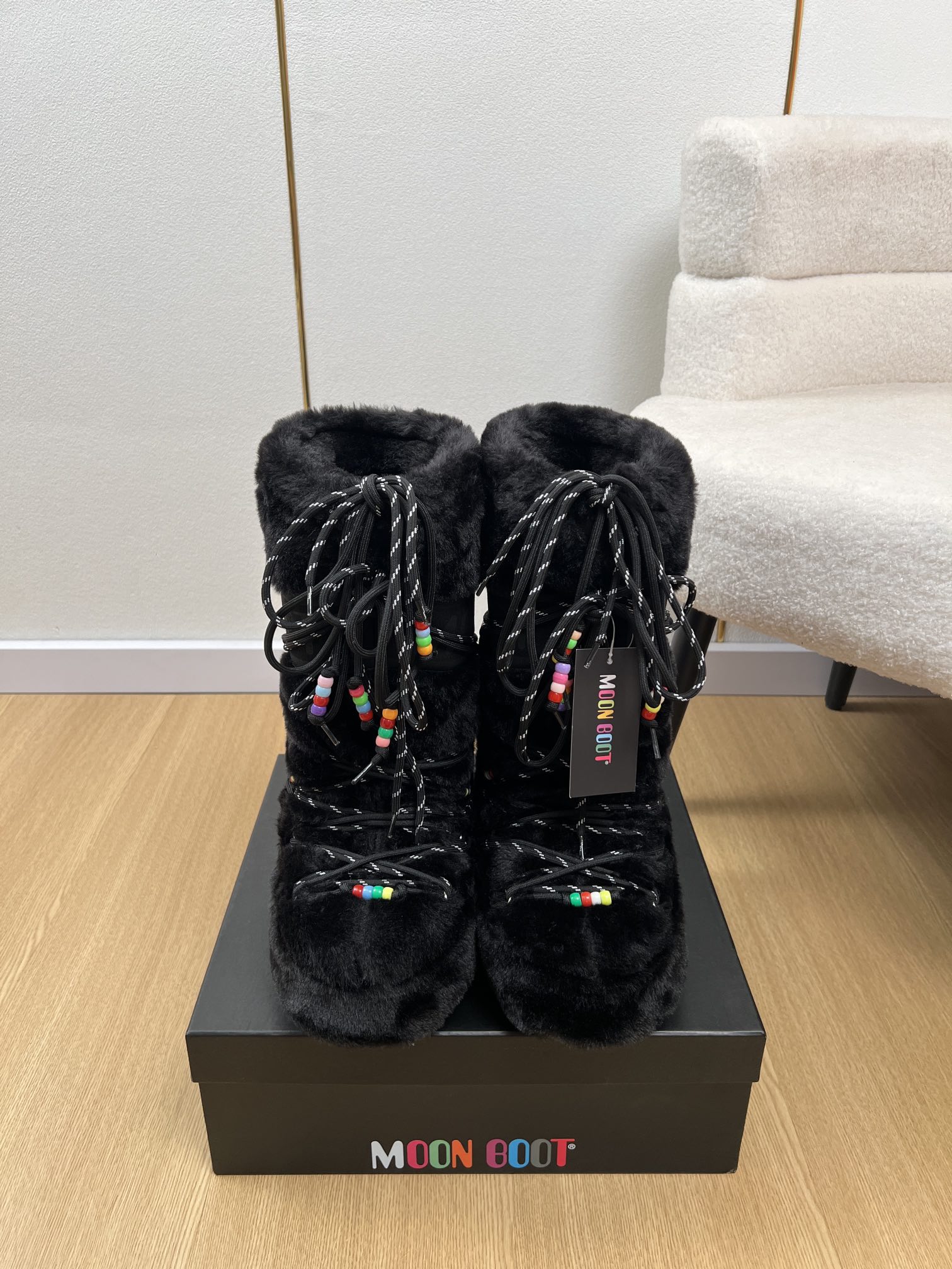 NO:546066,Moon Boot Moon Boot | Autumn and Winter New Products, New Ski Boots, Snow Boots Series, Love at First Sight, Xiaohongshu is pushing forward snow boots, the ugly and cute snow boots that are shown by thousands of people have become popular again, regardless of whether men or women are left or right, looking at the giant giant, actually with yoga pants, making you look slim!  Sisters who want to go to the north can rush, and you must have sex with snow to completely kill crazy. The internet celebrity girl’s favorite elves in the snow combines the functions and outdoor performance. The upper is imported waterproof and delicate, and the soft fabric not only increases comfort but also has a warm effect!  Upper Imported cowhide + wool Inner Environmentally friendly silk cotton inner liner Outsole Original mold-opening anti-slip wear-resistant sole Outsole Inner height 4cm Size 35-40 (34.41 custom-made non-return and exchange) Short boots High boots 330 Bead style 50, snow boots, boots, cowhide19860909Moon Boot月亮靴 |  秋冬新品 专柜新款爆款滑雪靴雪地靴系列 一见钟情 小红书力推款雪地靴,万人大秀的丑萌雪地靴重新翻红不分男女不分左右看着巨无霸巨实际配瑜伽裤巨显瘦！想要去北方的姐妹可以冲了,玩雪必备彻底杀疯.网红小姐姐的最爱雪地里的精灵城市机能与户外性能兼并,鞋面采用进口防水、光泽细腻,柔软的面料不仅增加舒适度且兼具保暖效果！ 鞋面 进口牛皮+羊毛 内里 环保丝绵内胆 大底 原版开模防滑耐磨大底 大底 内增高4cm 码数 35-40（34.41定制不退换） 短靴 高靴330 珠子款50,雪地靴,boots,cowhide,Women's Shoes