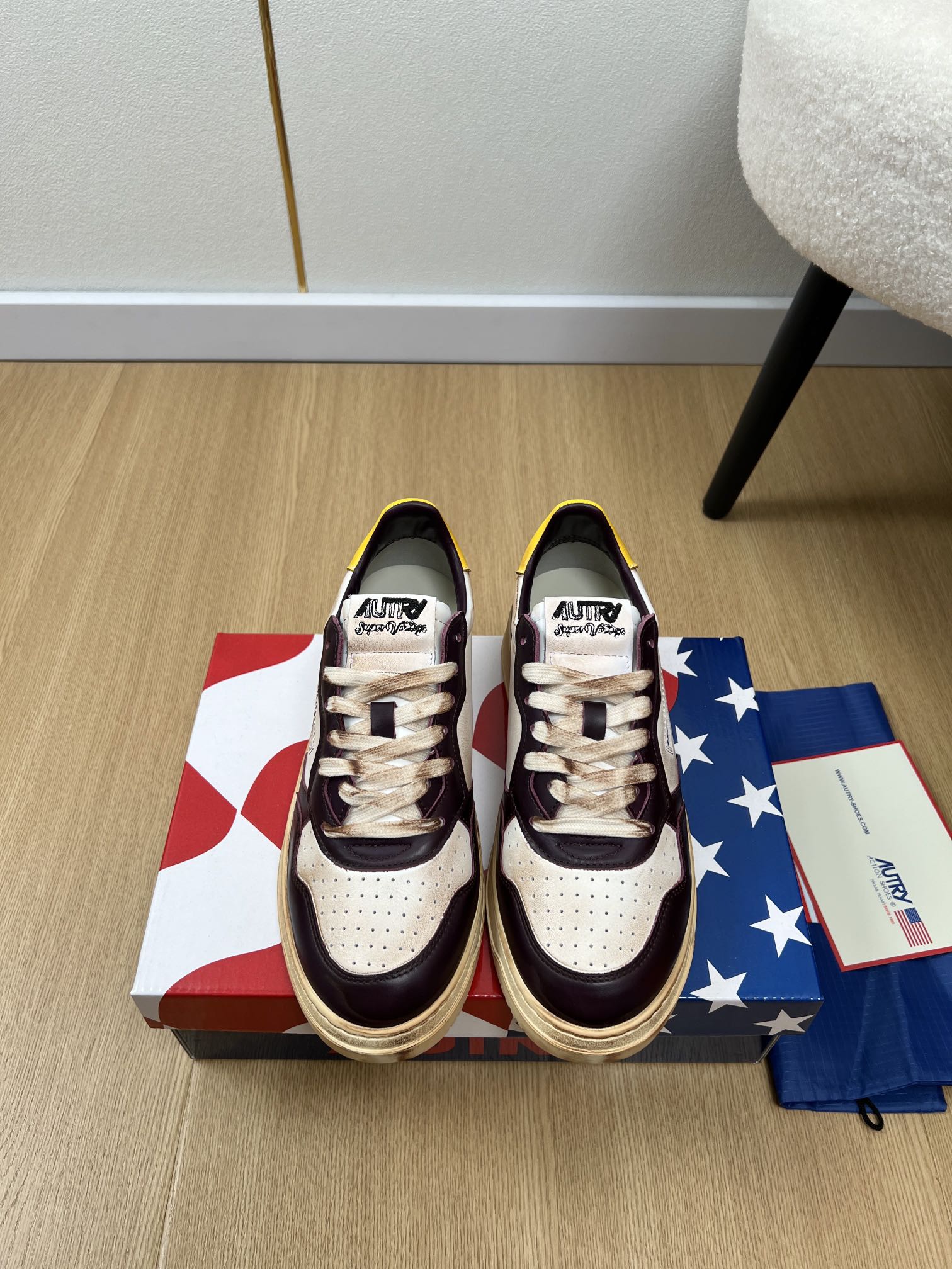 NO:546055,Couple model AUTRY·Oterry | Spring and summer new counter new German niche trend brand Medalist series retro styling white shoes skateboard shoes casual sneakers series AUTRY has a unique American retro style, with a solid leather body and a retro atmosphere versatile appearance, paired with the brand's classic American flag logo, it has won the love of many fashionable celebrities. BLACKPINKRose often wears AUTRY shoes in private outfits, neat and stylish. Upper Imported toe layer cowhide inner Imported towel inside Outsole Original open mold rubber sole Thick sole 3.5cm Size: Women 35-40 men 39-45 (four 40 men 45 customized) Price Women 35-40 men 39-45 (four 40 men 45 customized) Price Women 3, casual shoes/sports shoes, sneakers, cowhide19860909情侣款 AUTRY·奥特里 |  春夏新品 专柜新款德国小众潮牌Medalist系列复古檫色做旧小白鞋滑板鞋休闲运动鞋系列 AUTRY富有独特美式复古风格,以扎实的皮革鞋身与复古氛围的百搭外型,配搭品牌经典的美国国旗标志,获得许多时尚名人的喜爱,BLACKPINKRose更经常于私下穿搭中穿戴AUTRY鞋款,利落有型. 鞋面 进口头层牛皮 内里 进口毛巾里 大底 原版开模橡胶大底 底厚 3.5cm 码数 女35-40男39-45（女40男45定制） 价格 女款 男款,休闲鞋/运动鞋,sneakers,cowhide,Women's Shoes