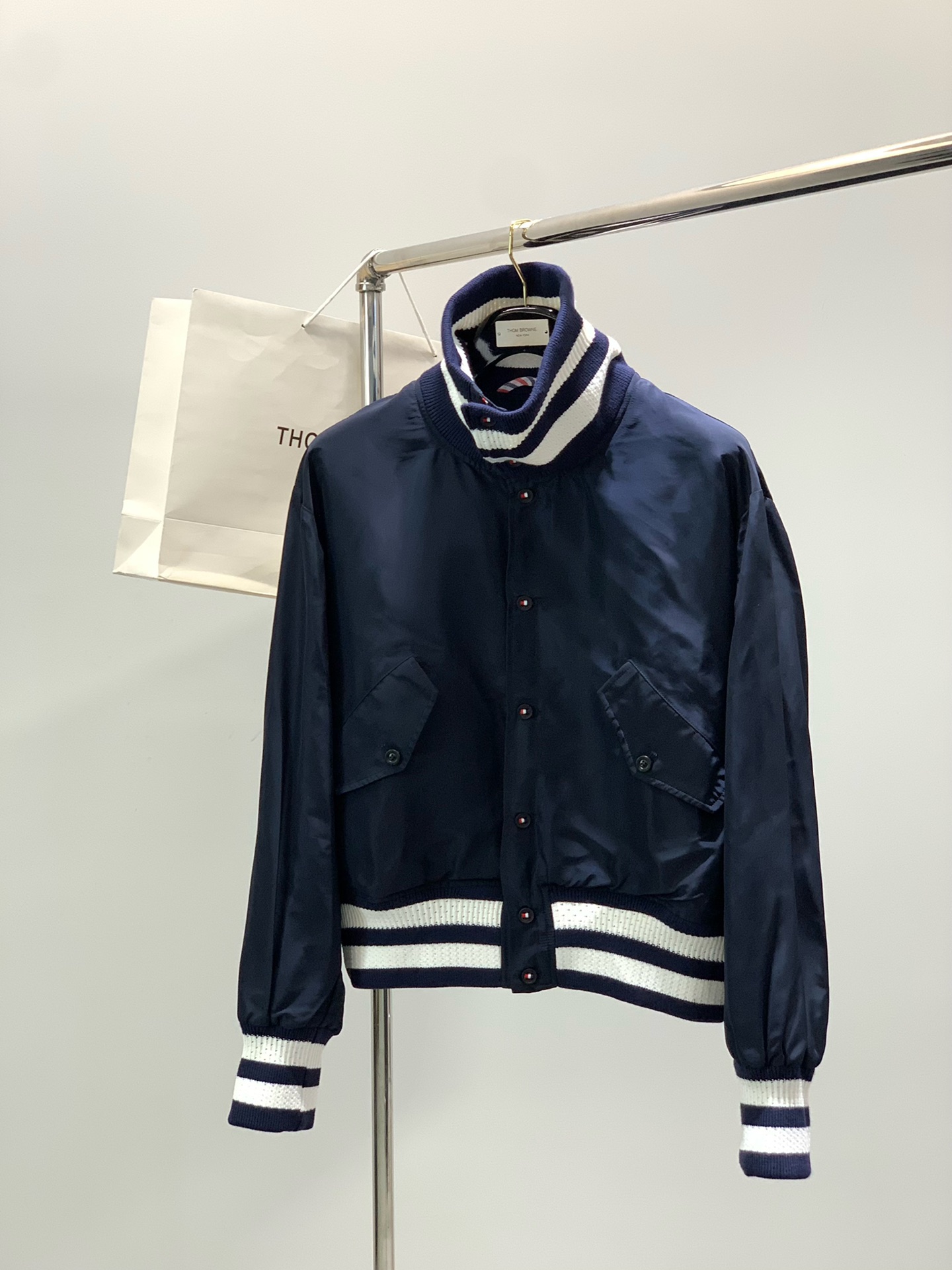 NO:567379,, Thom Browne, the latest autumn product, fashionable and casual turtleneck jacket, available at counters simultaneously, original goods, imported original fabrics, excellent comfort, top-notch printing technology letter pattern logo, original hardware accessories decoration, extremely high grade, easy and versatile, handsome and stylish upper body, 2 colors recommended, code number 1-4,,thom browne, jackets & coats, alexander wang19860909,Thom Browne 汤姆·布朗 ,秋季最新品,时尚休闲高领外套,专柜同步有售,原单狠货,采用进口原版面料,舒适度极佳,顶级印花工艺字母图案logo,原版五金辅料装饰,档次极高,从容百搭,上身帅气有型,2色推荐,码数1-4,,thom browne,jackets & coats,alexander wang,Men's clothing