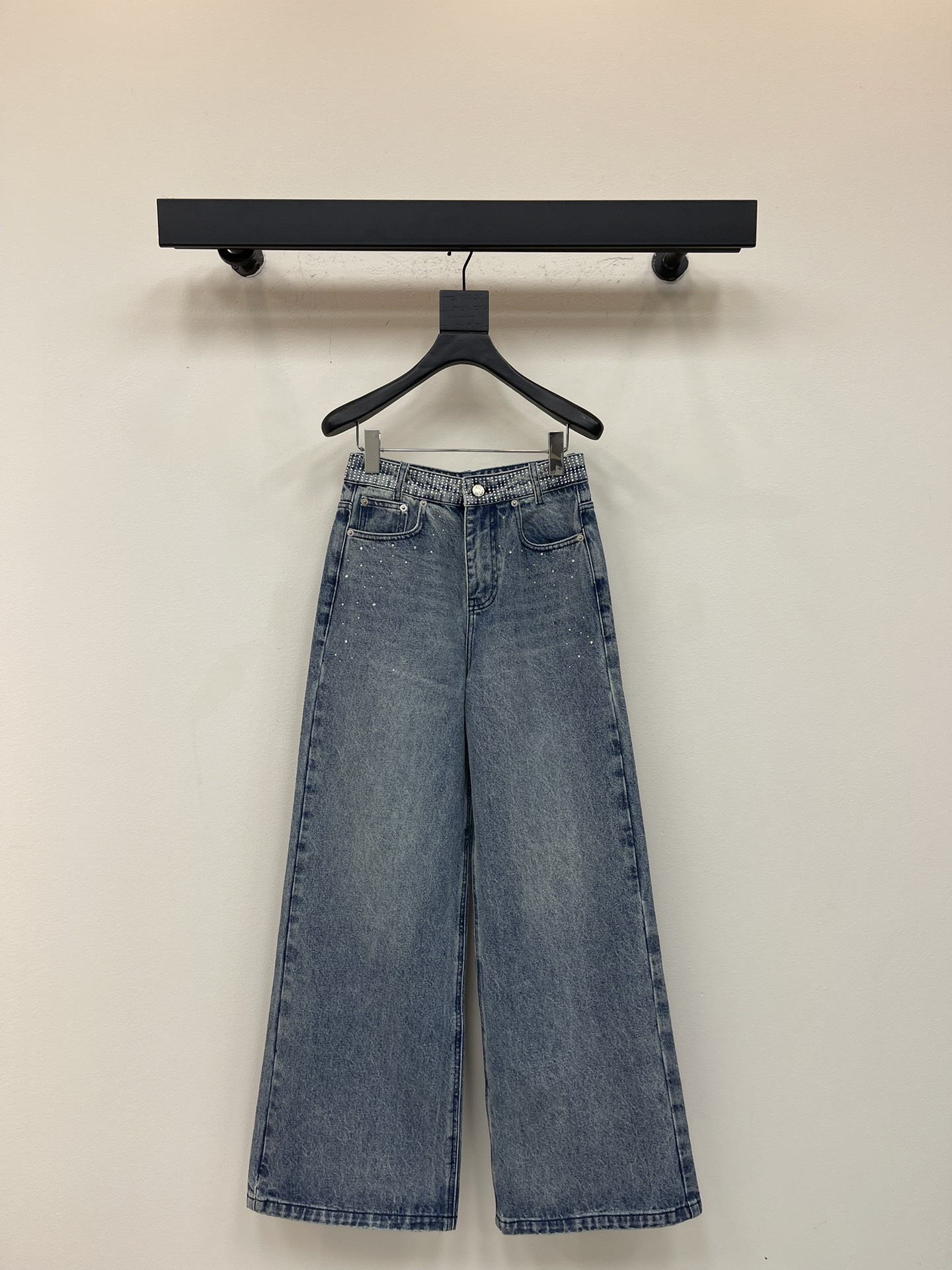 NO:535578,*25 early autumn new shiny belt full diamond jeans. The brand logo embellishes the brand with full diamonds on the waist. These shiny belt full diamond jeans mid-waist slim and slightly flare pants, the shiny nail drill slightly spicy style at the waist, the back pocket logo double show, washing retro old colors, the upper body is versatile and beautiful. SML, jeans, alexander wang19860909*25早秋新款闪闪腰带满钻牛仔裤.腰间满满的水钻背后品牌logo徽标点缀,这款款闪闪腰带满钻牛仔裤中腰修身微喇裤子,腰间闪闪钉钻微辣版型,背后口袋logo针线双秀,水洗复古做旧颜色,上身百搭又好看.SML,,jeans,alexander wang,Women's clothing