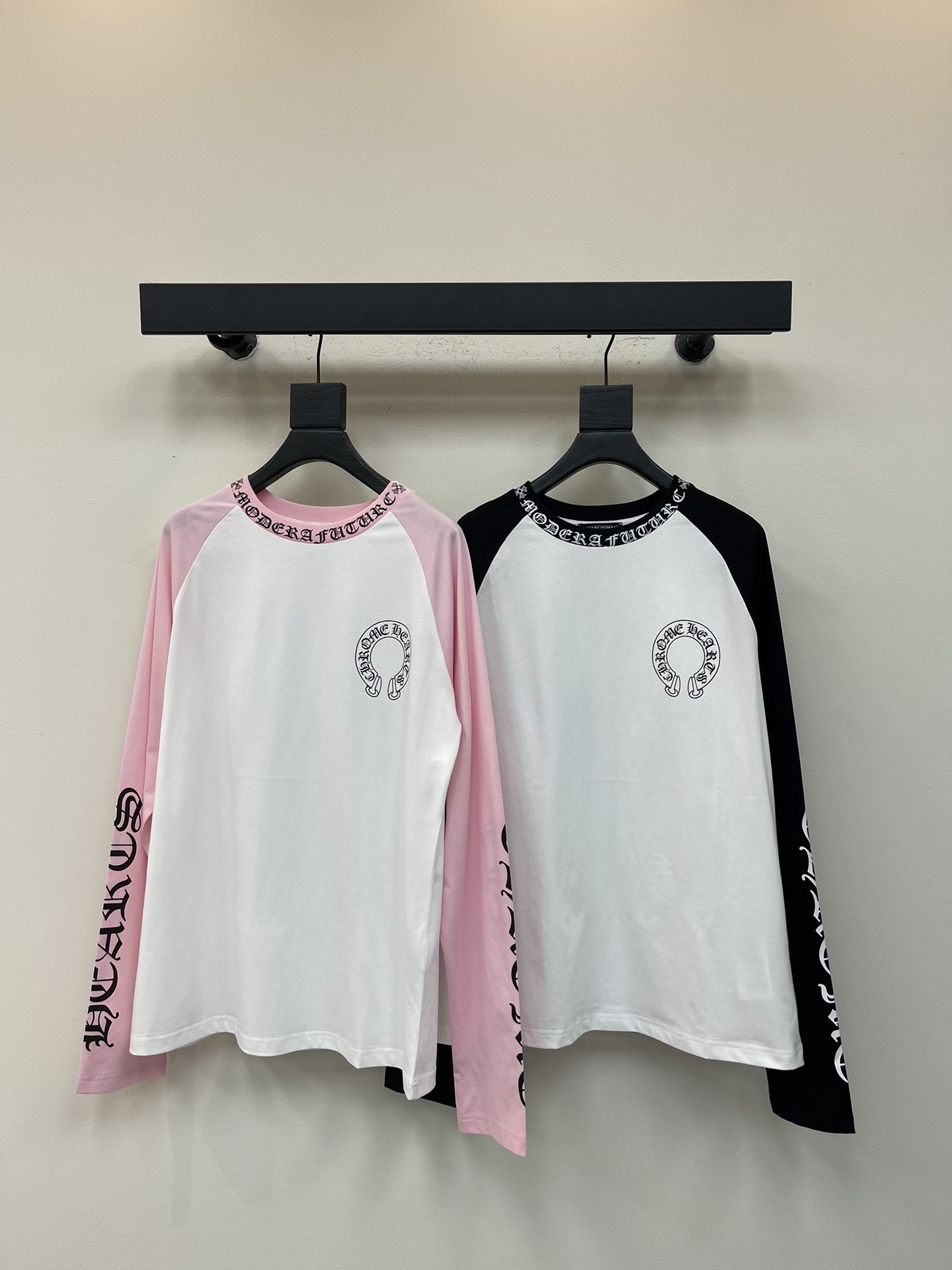 NO:535598,Chrome hear* 25 early autumn new letter printing contrasting raglan long-sleeved top. Customized YB twill cotton material, comfortable texture and elasticity, round neck long-sleeved top cut, single-sided position on the chest embellishes the topic style horseshoe graphic letter logo, highlighting the brand style, loose style, visual narrowing and elongating, slimming and inclusive, raglan contrasting pink and black optional, cuffs echo the letter printing, the brand style is distinct, and the inner wear is brilliant and fashionable. SML, chrome hearts, chrome hearts, alexander wang19860909Chrome hear*克罗心25早秋新款字母印花撞色插肩长袖上衣.定制YB斜纹全棉材质,质感舒适,弹力十足,圆领长袖上衣裁剪,胸口单侧位置点缀话题风格马蹄图形字母徽标,凸显品牌格调,宽松版型,视觉收窄拉长,显瘦包容,插肩撞色粉黑可选,袖口呼应字母印花,品牌风格鲜明,单穿内搭都出彩时髦.SML,,chrome hearts,chrome hearts,alexander wang,Women's clothing