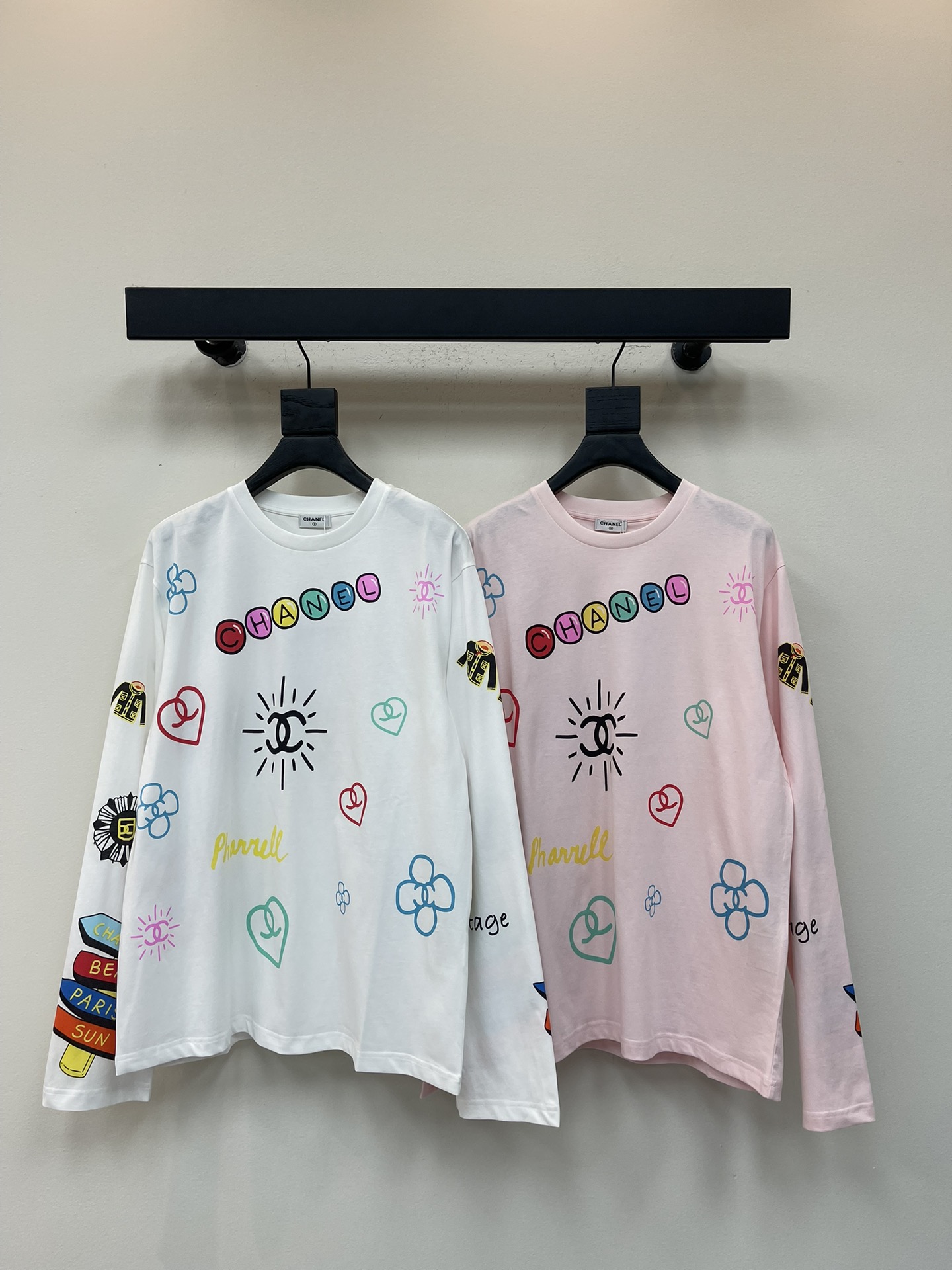 NO:536558,Chane*25 early autumn new high-end women's ready-to-wear series graffiti long-sleeved T-shirts. Customized breathable fabrics, designs are full of ingenuity, based on white and pink, and are covered with colorful graffiti-style brand elements. The colored bubble word 'CHAN*L' is lively and eye-catching, and the patterns such as double C logos, camellia, classic bags are presented in a hand-painted style, which is very interesting. The loose style is very friendly to all body shapes, creating a casual and unrestrained trend. SML, chanel, tees, t-shirt, alexander wang19860909Chane*25早秋新款高级女士成衣系列涂鸦风长袖T恤.定制透气面料,设计上充满巧思,以白色和粉色为基底,布满了彩色涂鸦式的品牌元素.彩色泡泡字“CHAN*L”活泼吸睛,双C标志、山茶花、经典包袋等图案以手绘风格呈现,趣味十足.宽松的版型对各种身形都很友好,打造随性不羁的潮流感.SML,,chanel,tees，t-shirt,alexander wang,Women's clothing