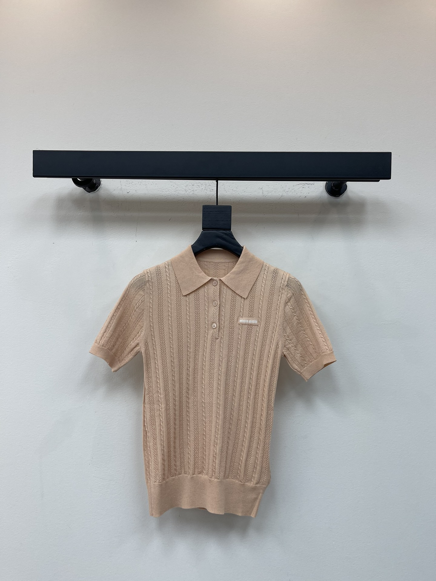 NO:535571,* 25 early autumn new orange pink short-sleeved wool Polo shirt sweater. This luxury outfit features a slender feminine cut. This soft wool Polo sweater features exquisite hollow and twist knitted patterns that highlight its lightness and delicate nature. SML, sweaters, T-shirt, alexander wang19860909*25早秋新款橘粉色短袖羊毛Polo衫毛衣.这款奢侈品服装采用纤细的女性化剪裁.这款柔软的羊毛Polo毛衣以精致的镂空和麻花针织图案为特色,突显其轻盈和细腻的本质.SML,,sweaters,T-shirt,alexander wang,Women's clothing