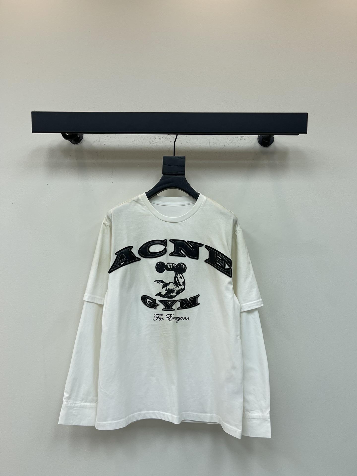 NO:535568,*25 early autumn new fake two-piece shirt sleeve round neck long sleeve T-shirt. Logo on the chest, knitted patch embroidery, concave and texture. This round neck T-shirt is equipped with a shirt inner layer. It is made of organic medium weight jersey fabric with subtle irregular texture and seasonal logo print on the front. Neutral style, casual style. SML A,,shirts,tees,t-shirt,alexander wang19860909*25早秋新款假两件衬衫袖圆领长袖T恤.胸前logo皮质面料针织贴布刺绣,凹凸有质感.这款圆领T恤配有衬衫内层.选用有机中等重量平纹针织面料,带有微妙的不规则纹理,正面饰有当季徽标印花.中性风格,休闲版型.SML A,,shirts,tees，t-shirt,alexander wang,Women's clothing