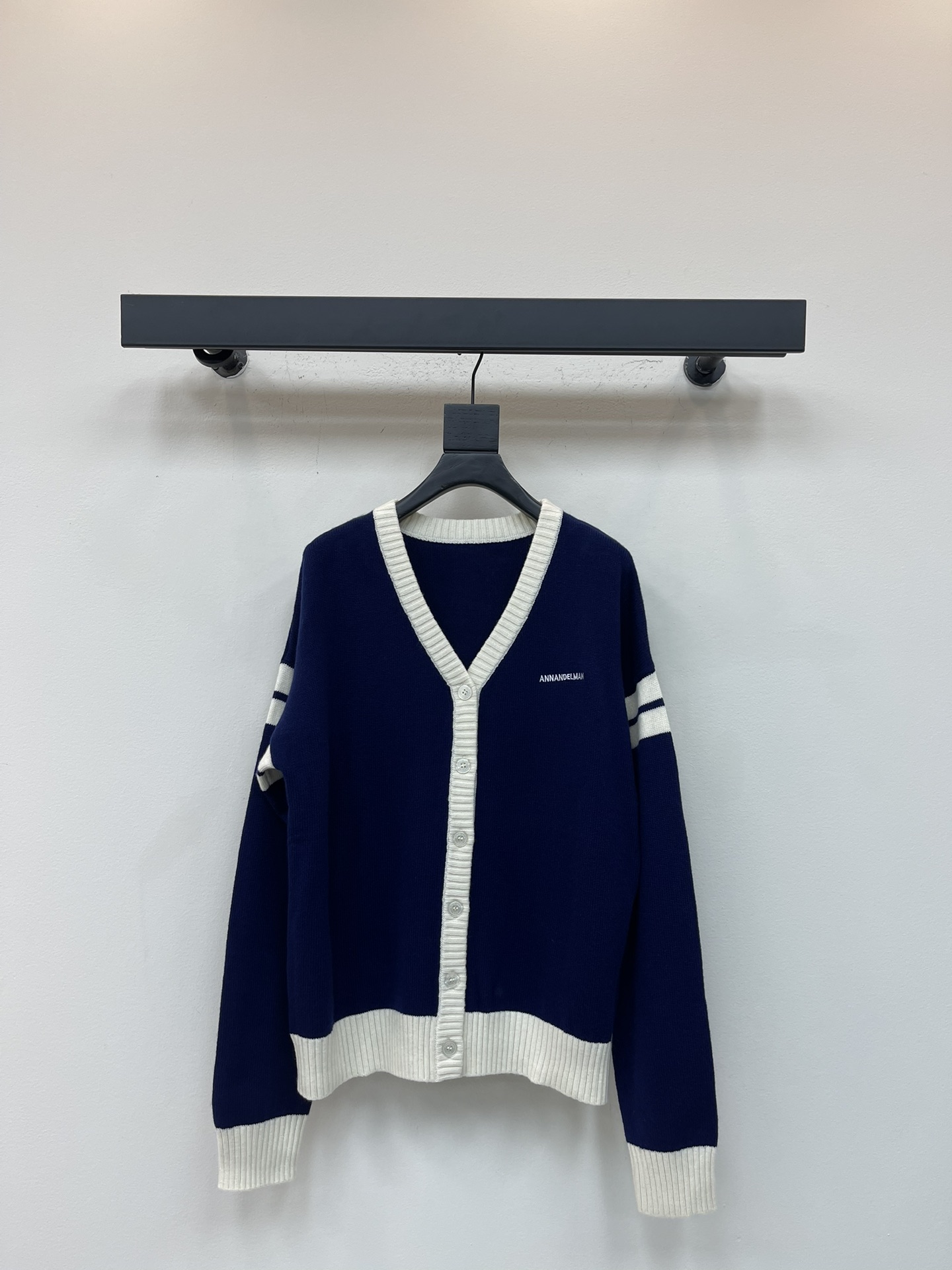 NO:535583,*25 new color-blocked knitted cardigan in early autumn. Early autumn atmosphere wears V-neck knitted cardigan for women contrasting sweater jacket long-sleeved tops, densely knitted textured sweater cardigan, classic navy blue splicing white adds a sense of design to the whole dress, button opening and closing, how can a wardrobe be missing in autumn and winter wardrobe? SML,, jackets & coats, sweaters, alexander wang19860909*25早秋新款拼色针织开衫.早秋氛围穿搭V领针织开衫女撞色毛衣外套长袖上衣,拼色密集针织有质感毛衣开衫,经典的藏蓝色拼接白色给整件衣服增加了设计感,纽扣开合,秋冬天衣柜怎么能少的了这样一件百搭开衫.SML,,jackets & coats,sweaters,alexander wang,Women's clothing