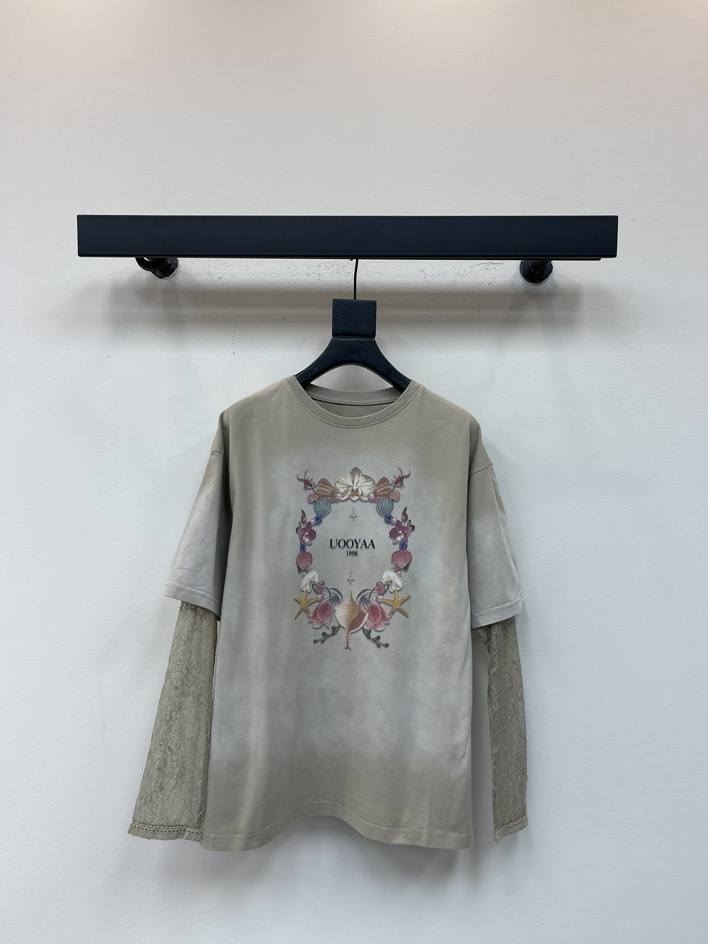 NO:535573,*/Wuya 25 early autumn new fantasy undersea fake two-piece long-sleeved T-shirt top. Fantasy undersea series lace sleeves fake two-piece round neck top. The body is sprayed with dirty and worn, washing process creates fake two-piece T-shirt, presenting a retro texture, and the undersea animal hand-painted print on the chest is full of fun. SML, tees, t-shirt, alexander wang19860909*/乌丫25早秋新款奇幻海底假两件长袖T恤上衣.奇幻海底系列蕾丝袖子假两件圆领上衣,衣身局部喷脏做旧水洗工艺打造假两件T恤,呈现出复古质感,胸前海底动物手绘印花童趣感拉满.SML,,tees，t-shirt,alexander wang,Women's clothing