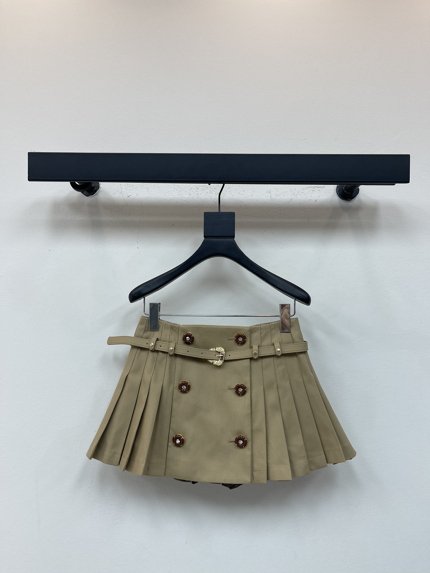 NO:536554,Lefam*25 new heavy-industrial khaki pants. Pleated pants and skirts are paired with belts of the same color, light fabric + classic plaid lined shorts, retro and simple. Metal buttons and belt buckles are full of detail, and the belt is adjustable, suitable for different figures. The fabric is soft and skin-friendly. It is super comfortable to wear in spring and autumn with a shirt or sweater. It is OK for commuting and leisure, practical and fashionable, and it is simple and high-end!  SML, skirts, shorts,shirts,alexander wang19860909Lefam*25新款重工卡其色裤裙.百褶裤裙搭配同色腰带,轻盈面料＋经典格纹内衬短裤,复古又简约.金属纽扣和腰带扣细节感满满,腰带可调节,适合不同身材.面料柔软亲肤,春秋穿超舒服搭配衬衫或针织衫,通勤休闲都OK,实用又时髦,简约高级感拉满！SML,,skirts,shorts,shirts,alexander wang,Women's clothing