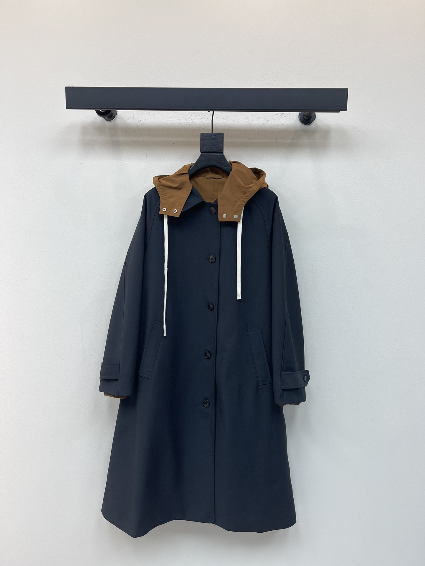 NO:535563,Miumi*25 autumn and winter new product Miao style texture Contrast color hooded design coat coat, a true temperament king, Grey high-end gray, versatile and not picky skin color Contrast color hooded design casual and sexy, a kind of young and energetic feeling, very fashionable, length in the calf position, this length is the least picky, cool street style SML,,miumiu, jackets & coats,hats,alexander wang19860909Miumi*25秋冬新品缪系气质感 撞色连帽设计大衣外套 妥妥的气质王 格雷系高级灰 属于百搭又不挑肤色 撞色连帽设计休闲有个性感 有种年轻活力感 很时髦 长度在小腿位置 这个长度最不挑人 酷飒街头风 SML,,miumiu,jackets & coats,hats,alexander wang,Women's clothing