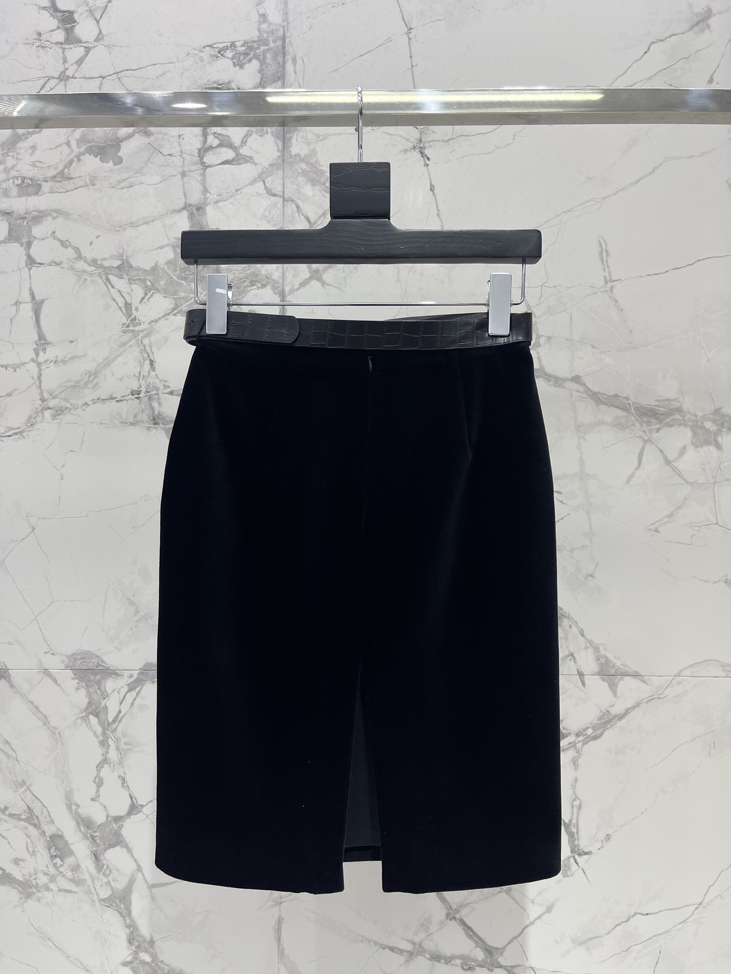 Yves Saint Laurent Velvet Midi Skirt with Back Slit - Elegant & Comfortable 10 i1758884997 9509 8
