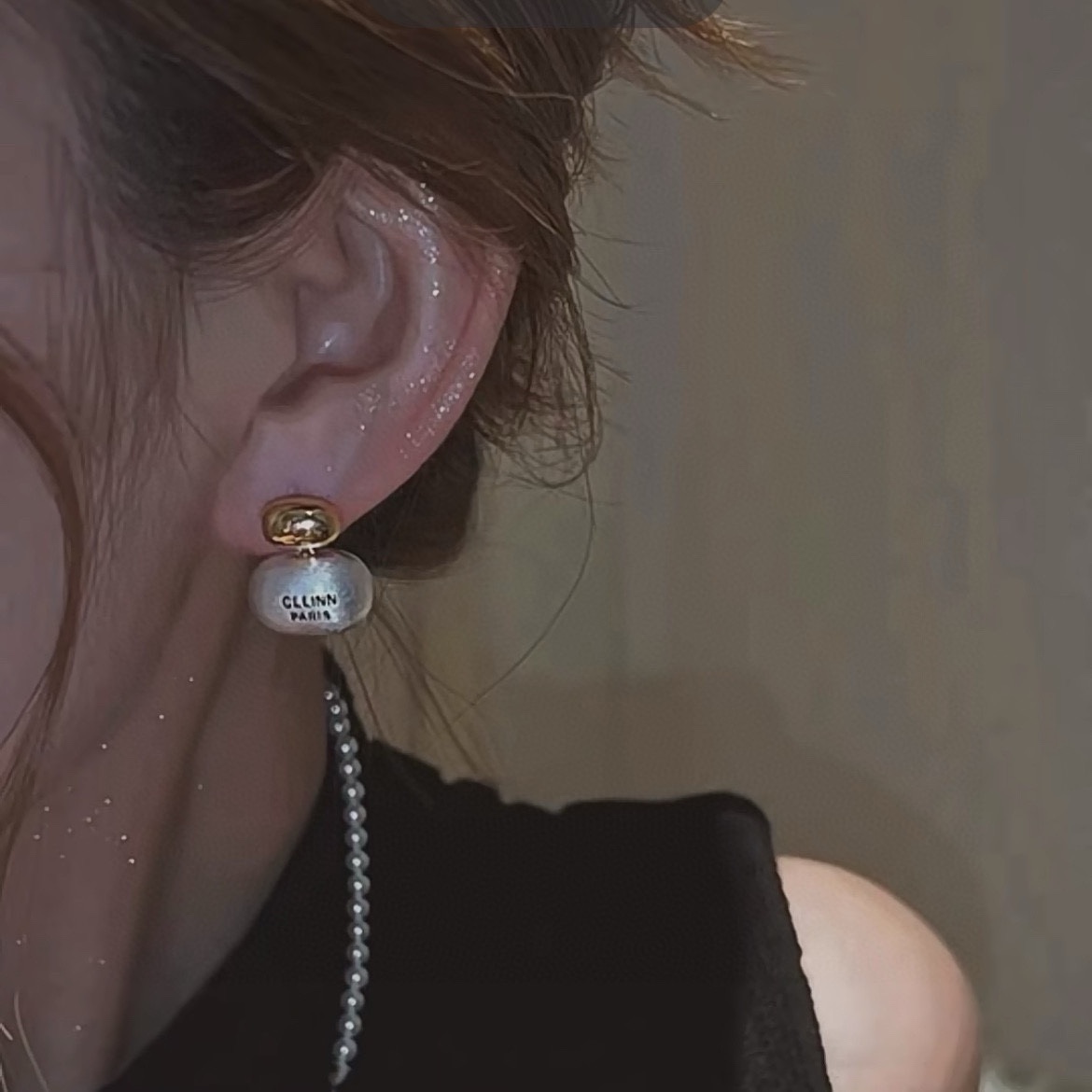 NO:533511,Celine Celine Arc de Triomphe brushed earrings Selene has become a popular element, continuing to interpret elegance and create fashion for women. Celine's jewelry style definitely represents a new lifestyle. Just like this earring, the harmonious matching between the clothing is very prominent, allowing gorgeousness and freedom to coexist, elegant but never feel bound, jewelry boutique, celine, celine, earrings19860909爆款Celine赛琳凯旋门拉丝小耳钉 赛琳已经自成一股流行元素,持续为女性诠释优雅、创造时尚,Celine家的饰品风格绝对代表了一种新的生活方式,就像此款耳环,跟服饰之间的和谐搭配性是非常凸出的,让华丽与自在共存,优雅但绝不会感到束缚,饰品精品,celine,celine,earrings,Jewelry