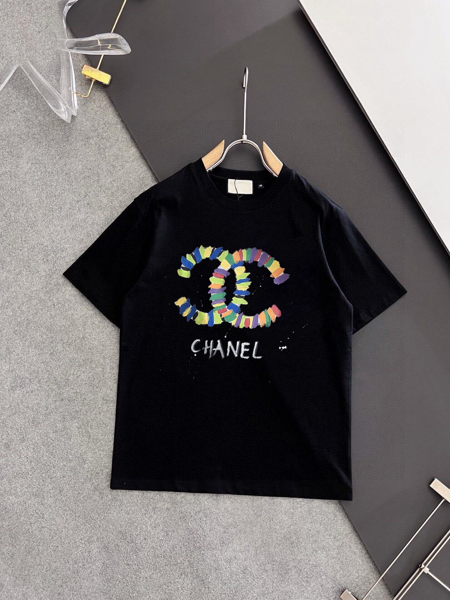 Chanel 品牌【CHANEL香奈儿】 2025新款男士短袖短裤套装 销售 市面高端版本 手感细腻柔软 让你穿着更加舒适 立体裁剪版型超赞 尺码:M-5XL下单请报身高体重