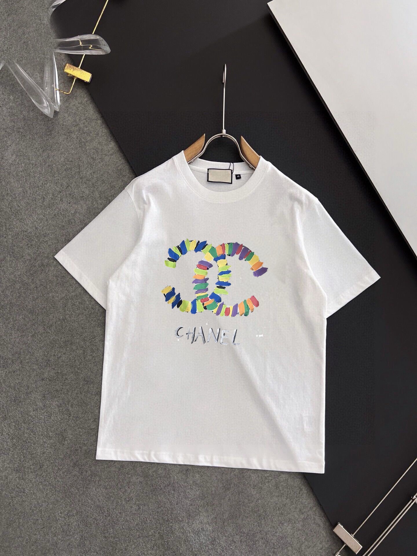 Chanel 品牌【CHANEL香奈儿】 2025新款男士短袖短裤套装 销售 市面高端版本 手感细腻柔软 让你穿着更加舒适 立体裁剪版型超赞 尺码:M-5XL下单请报身高体重