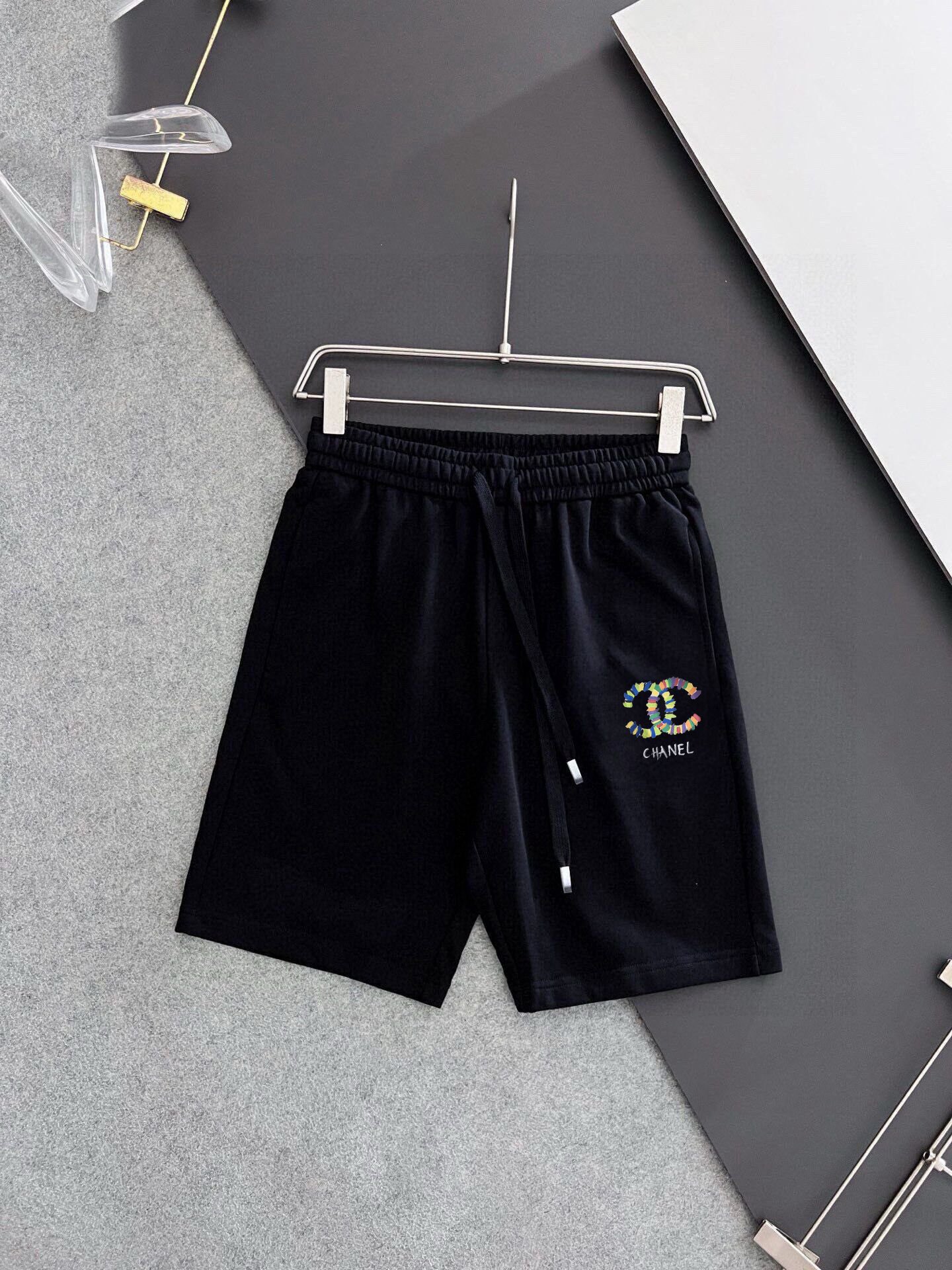 Chanel 品牌【CHANEL香奈儿】 2025新款男士短袖短裤套装 销售 市面高端版本 手感细腻柔软 让你穿着更加舒适 立体裁剪版型超赞 尺码:M-5XL下单请报身高体重