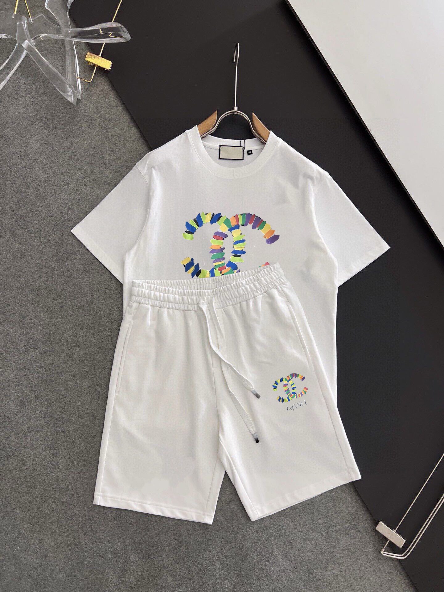 Chanel 品牌【CHANEL香奈儿】 2025新款男士短袖短裤套装 销售 市面高端版本 手感细腻柔软 让你穿着更加舒适 立体裁剪版型超赞 尺码:M-5XL下单请报身高体重