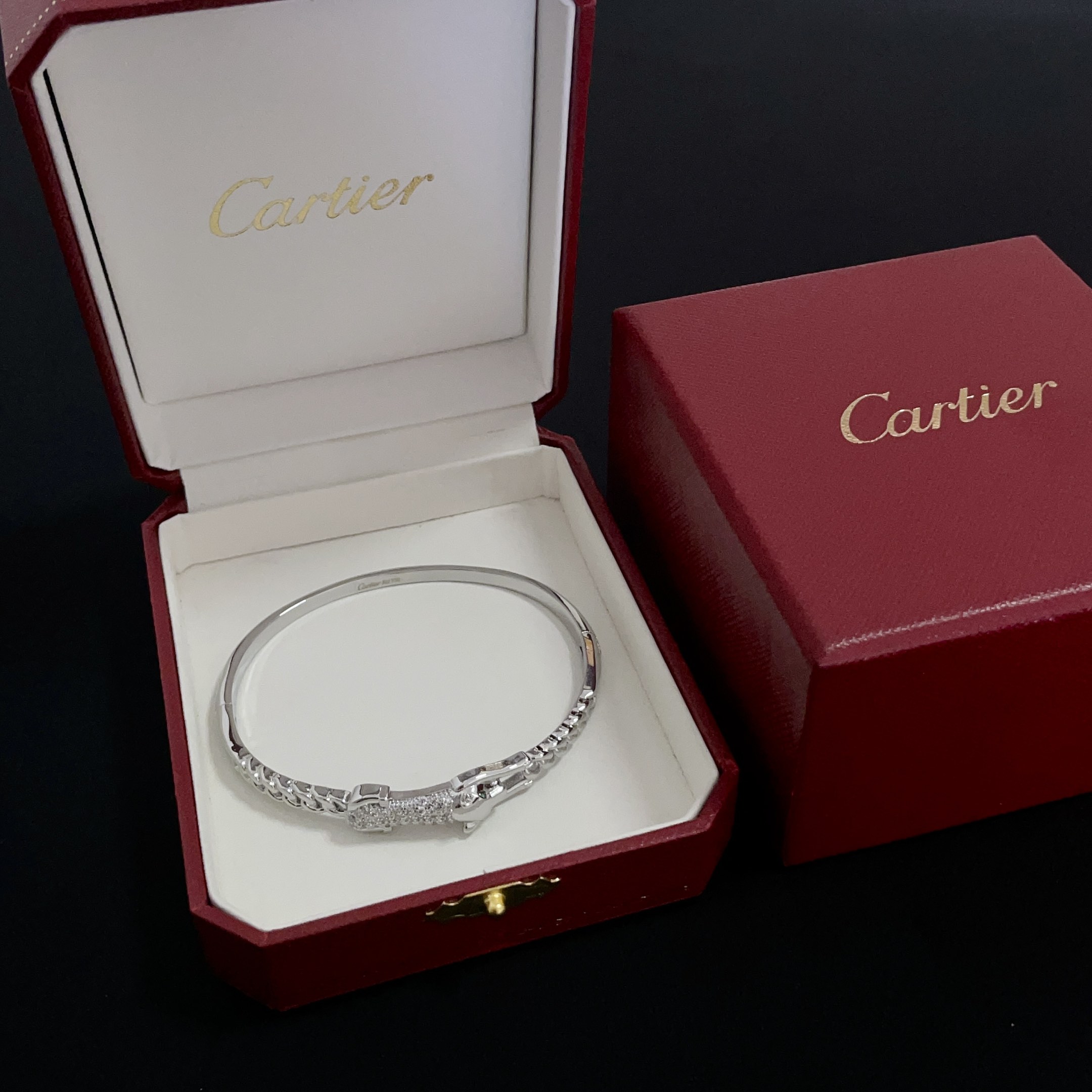 NO:533373,Cartier diamond-set bracelet, high-end customized version, diamond-set craftsmanship, V-gold material, classic and fashionable style, reconstructing love aesthetics with sharp lines!  Breaking the convention, diamond-inlaid design creates a high-end ceiling - no need to build glitz, love should be pure as before. Cartier is loved by many celebrities and internet celebrities. The Leopard series bracelet is definitely an eternal classic, and there is no limit on men and women, and no limit on age!  Wear it you are the focus!  , jewelry boutique, cartier, bracelet19860909卡地亚镶钻手镯 高端定制版本 镶嵌钻工艺 V金材质 经典而时尚风格 用凌厉线条重构爱情美学！打破常规,镶嵌钻设计反而成就高级感天花板——无需浮华堆砌,爱本应纯粹如初 卡地亚受众多明星网红的爱戴 豹子系列手镯 绝对是永恒经典 而且男女不限 年龄不限 ！戴上它你就是焦点！,饰品精品,cartier,bracelet,Jewelry