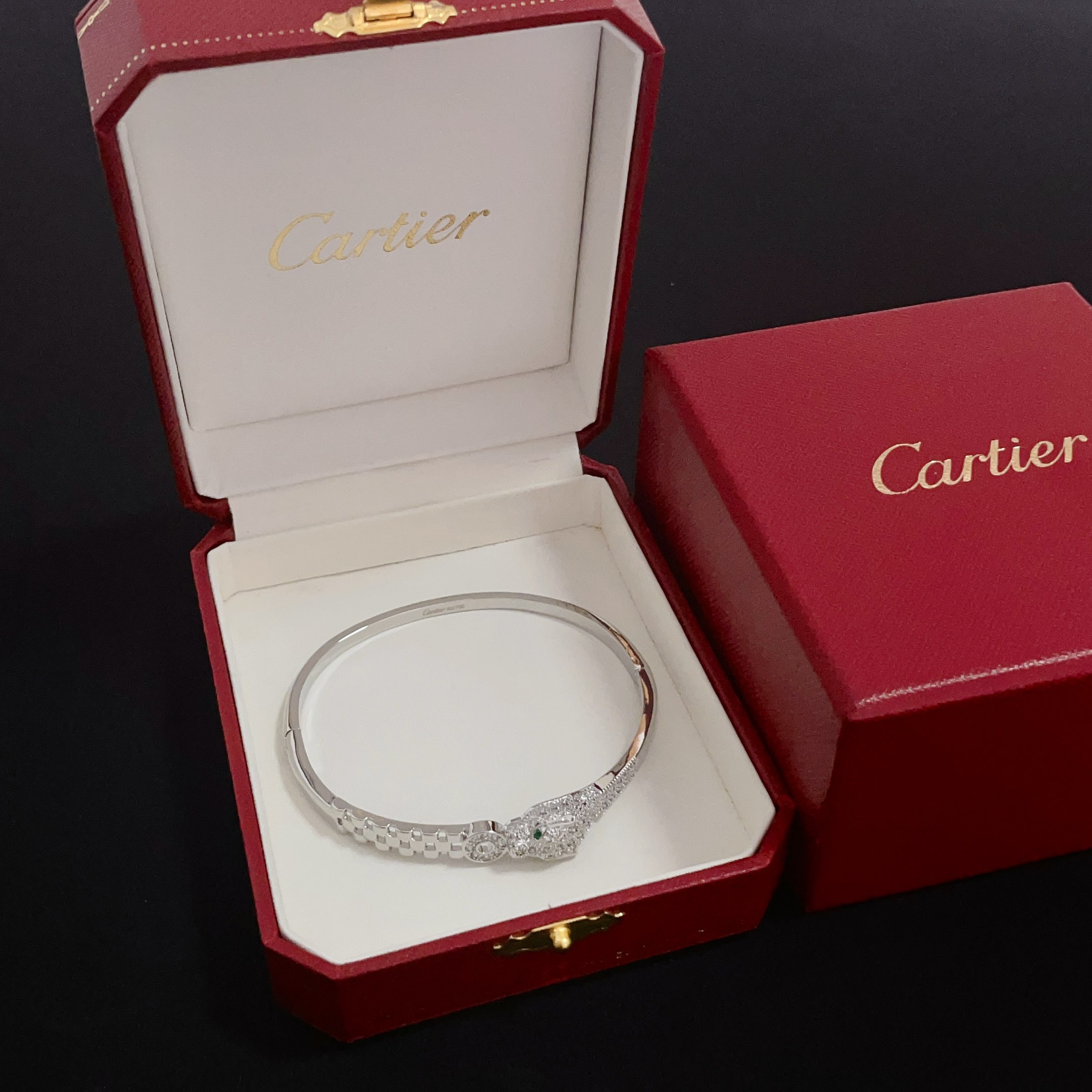 NO:533356,Cartier diamond-set bracelet, high-end customized version, diamond-set craftsmanship, V-gold material, classic and fashionable style, reconstructing love aesthetics with sharp lines!  Breaking the convention, diamond-inlaid design creates a high-end ceiling - no need to build glitz, love should be pure as before. Cartier is loved by many celebrities and internet celebrities. The Leopard series bracelet is definitely an eternal classic, and there is no limit on men and women, and no limit on age!  Wear it you are the focus!  , jewelry boutique, cartier, bracelet19860909卡地亚镶钻手镯 高端定制版本 镶嵌钻工艺 V金材质 经典而时尚风格 用凌厉线条重构爱情美学！打破常规,镶嵌钻设计反而成就高级感天花板——无需浮华堆砌,爱本应纯粹如初 卡地亚受众多明星网红的爱戴 豹子系列手镯 绝对是永恒经典 而且男女不限 年龄不限 ！戴上它你就是焦点！,饰品精品,cartier,bracelet,Jewelry