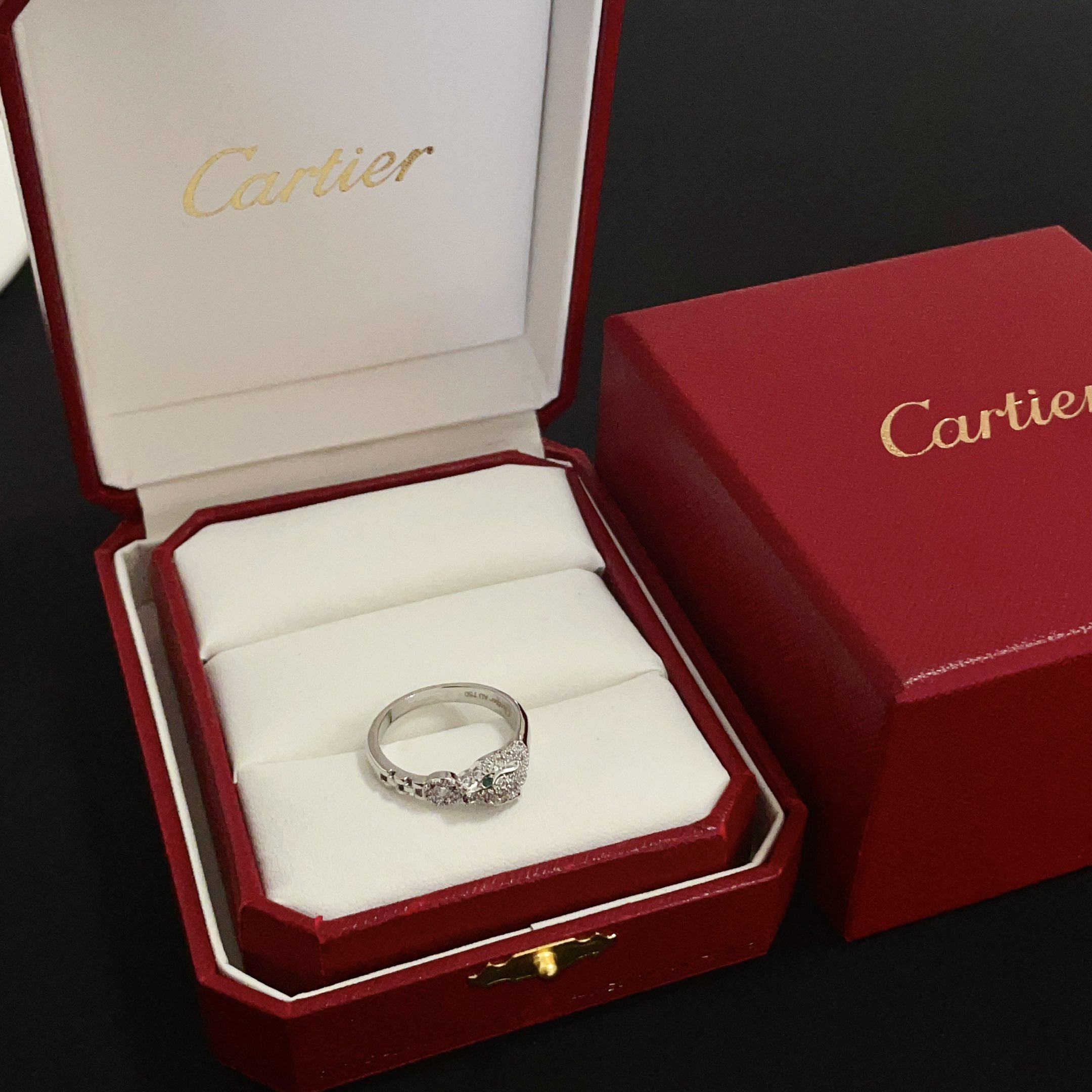NO:533359,Cartier diamond ring, high-end customized version, diamond inlay craft, V-gold material, classic and fashionable style, reconstructing love aesthetics with sharp lines!  Breaking the convention, diamond-inlaid design creates a high-end ceiling - no need to build glitz, love should be pure as before. Cartier is loved by many celebrities and internet celebrities. The Leopard series bracelet is definitely an eternal classic, and there is no limit on men and women, and no limit on age!  Wear it you are the focus!  , jewelry boutique, cartier,ring,bracelet19860909卡地亚镶钻戒指 高端定制版本 镶嵌钻工艺 V金材质 经典而时尚风格 用凌厉线条重构爱情美学！打破常规,镶嵌钻设计反而成就高级感天花板——无需浮华堆砌,爱本应纯粹如初 卡地亚受众多明星网红的爱戴 豹子系列手镯 绝对是永恒经典 而且男女不限 年龄不限 ！戴上它你就是焦点！,饰品精品,cartier,ring,bracelet,Jewelry