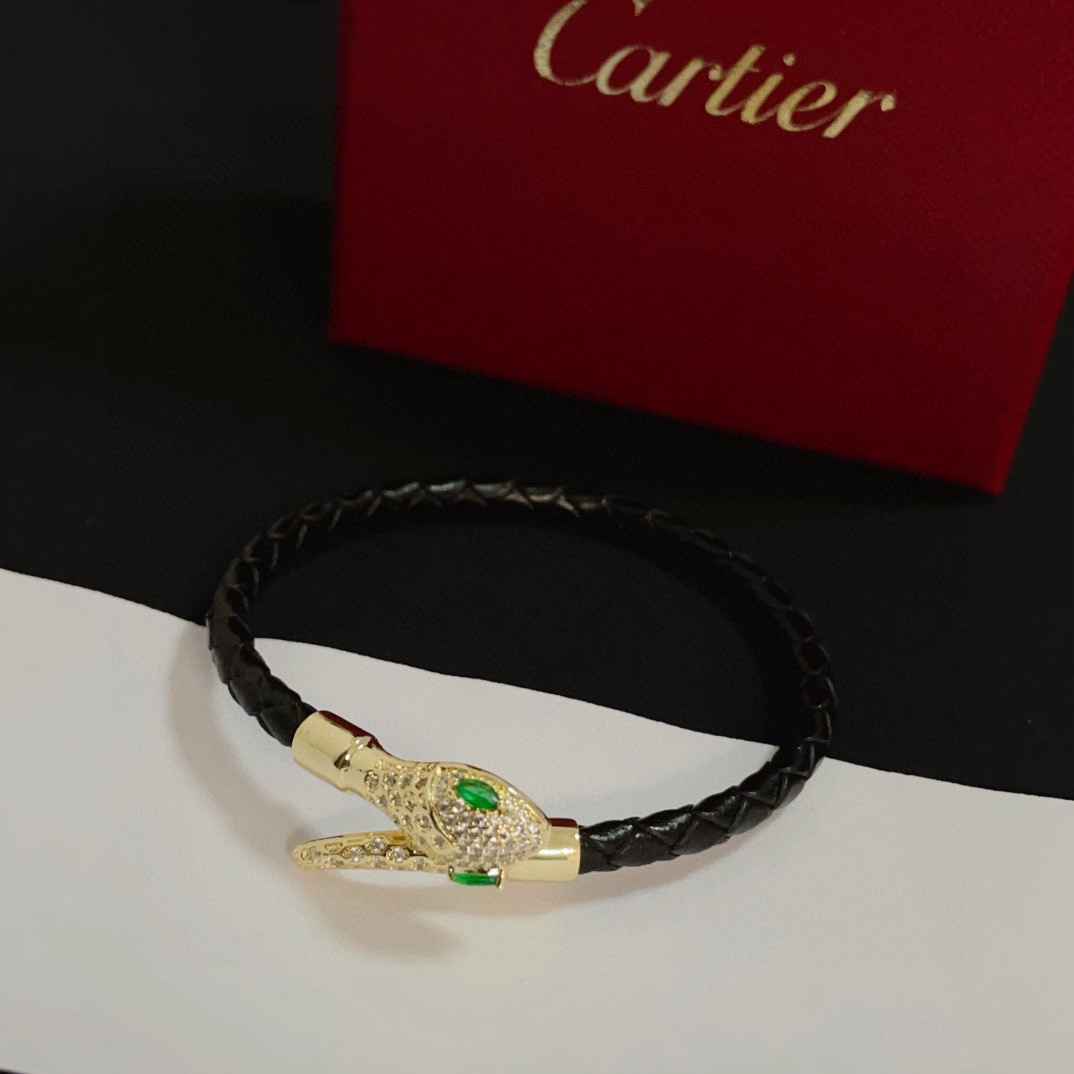 NO:533365,Cartier Leopard Head Diamond-Inlaid Leather Rope Bracelet High-end Customized Version Diamond Inlaid craft V-gold Material Classic and Fashion Style Reconstructing Love Aesthetics with sharp lines!  Breaking the convention, diamond-inlaid design creates a high-end ceiling - no need to build glitz, love should be pure as before. Cartier is loved by many celebrities and internet celebrities. The Leopard series bracelet is definitely an eternal classic, and there is no limit on men and women, and no limit on age!  Wear it you are the focus!  , jewelry boutique, cartier, bracelet19860909卡地亚豹头镶钻皮绳手镯 高端定制版本 镶嵌钻工艺 V金材质 经典而时尚风格 用凌厉线条重构爱情美学！打破常规,镶嵌钻设计反而成就高级感天花板——无需浮华堆砌,爱本应纯粹如初 卡地亚受众多明星网红的爱戴 豹子系列手镯 绝对是永恒经典 而且男女不限 年龄不限 ！戴上它你就是焦点！,饰品精品,cartier,bracelet,Jewelry